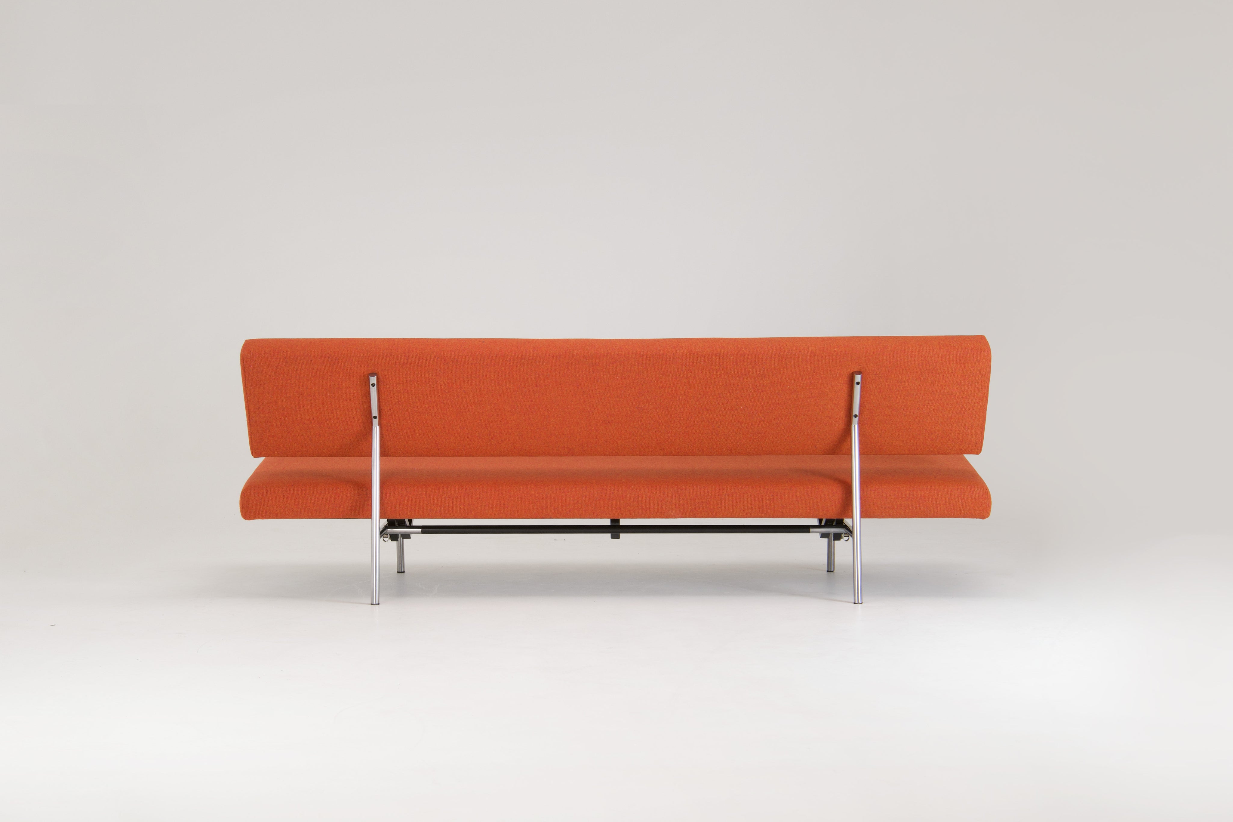 Martin_Visser_BR_02_Daybed_for_’t_Spectrum_with_BA_02_Armrest,_Netherlands,_1980s