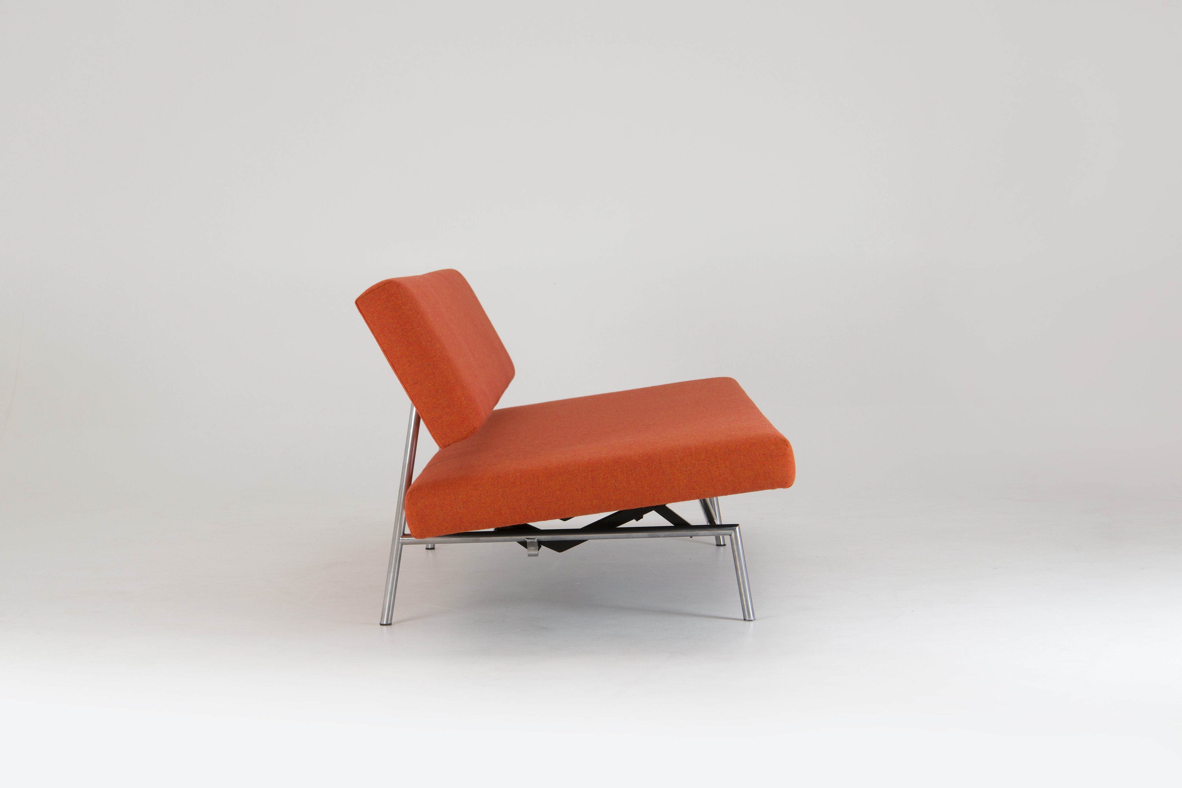 Martin_Visser_BR_02_Daybed_for_’t_Spectrum_with_BA_02_Armrest,_Netherlands,_1980s