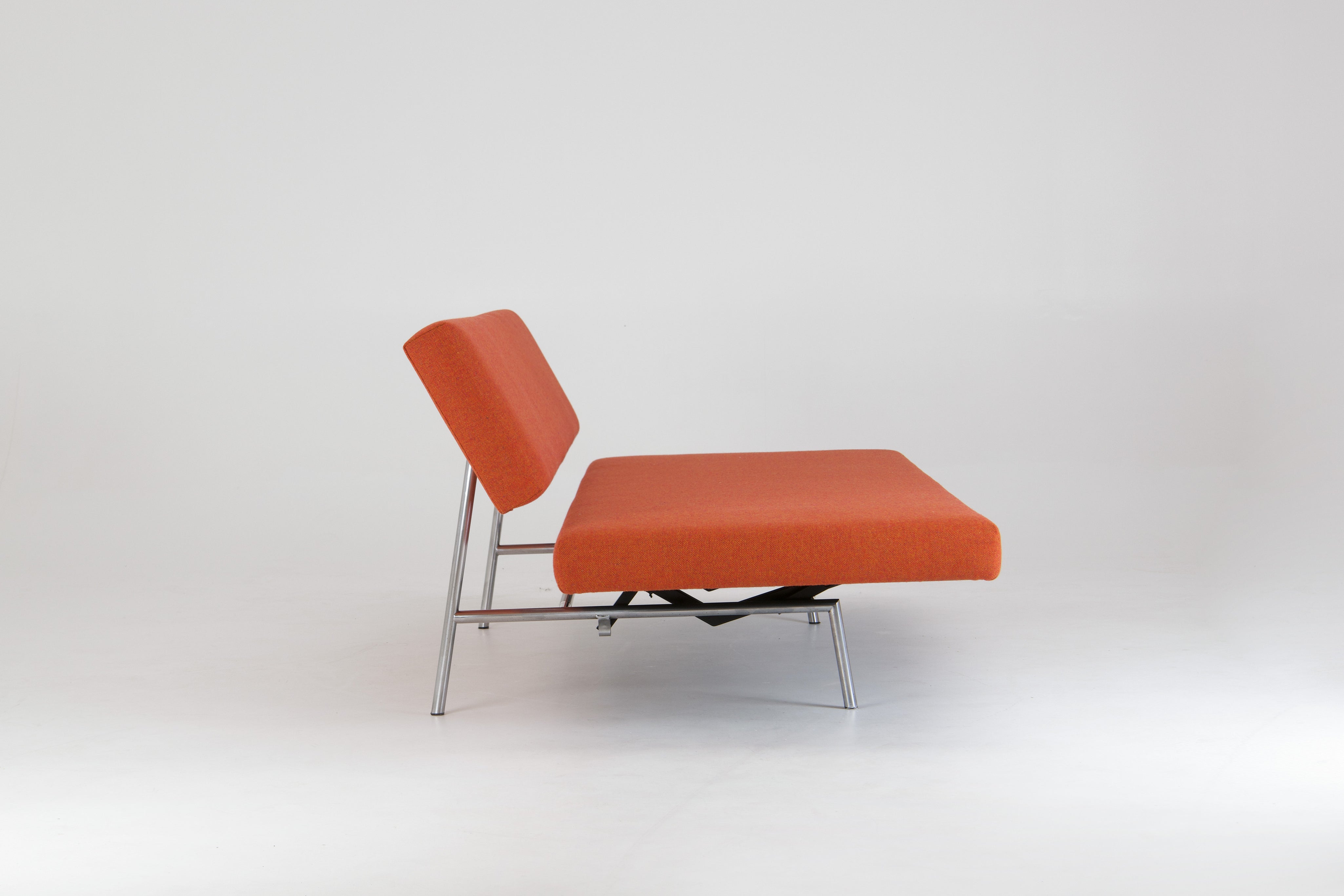 Martin_Visser_BR_02_Daybed_for_’t_Spectrum_with_BA_02_Armrest,_Netherlands,_1980s