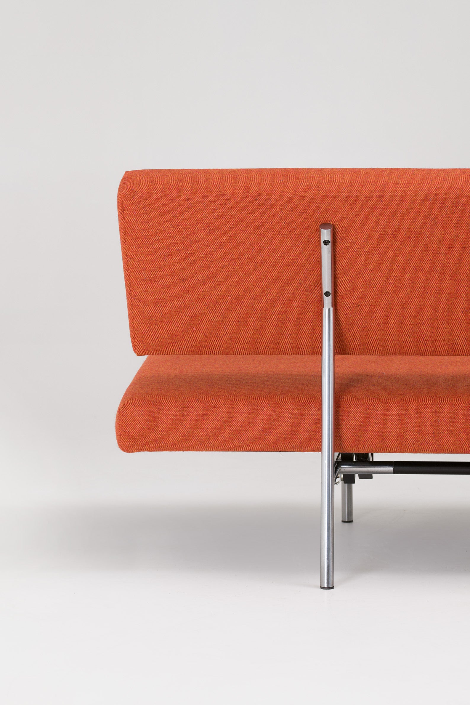 Martin_Visser_BR_02_Daybed_for_’t_Spectrum_with_BA_02_Armrest,_Netherlands,_1980s