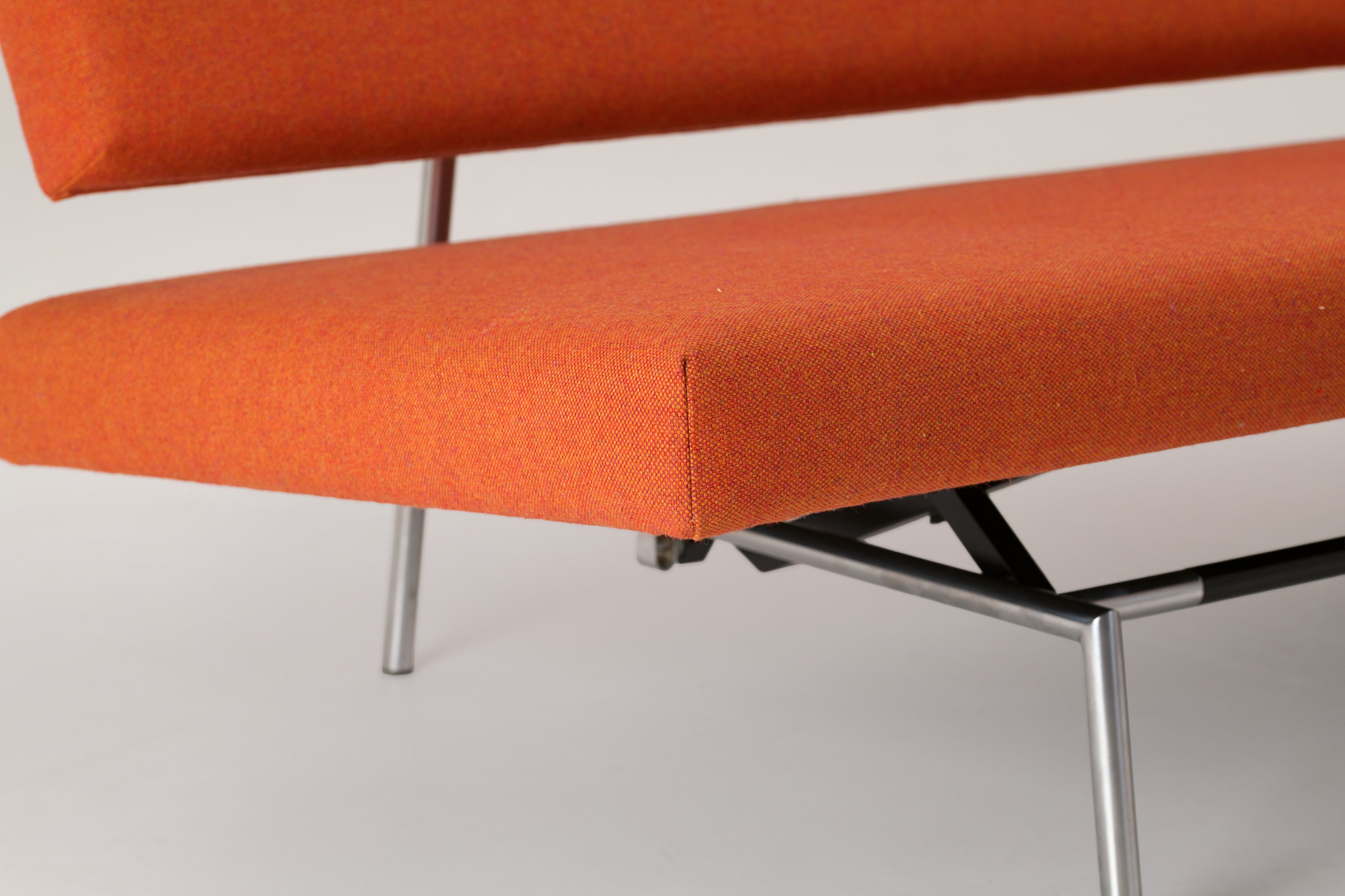 Martin_Visser_BR_02_Daybed_for_’t_Spectrum_with_BA_02_Armrest,_Netherlands,_1980s