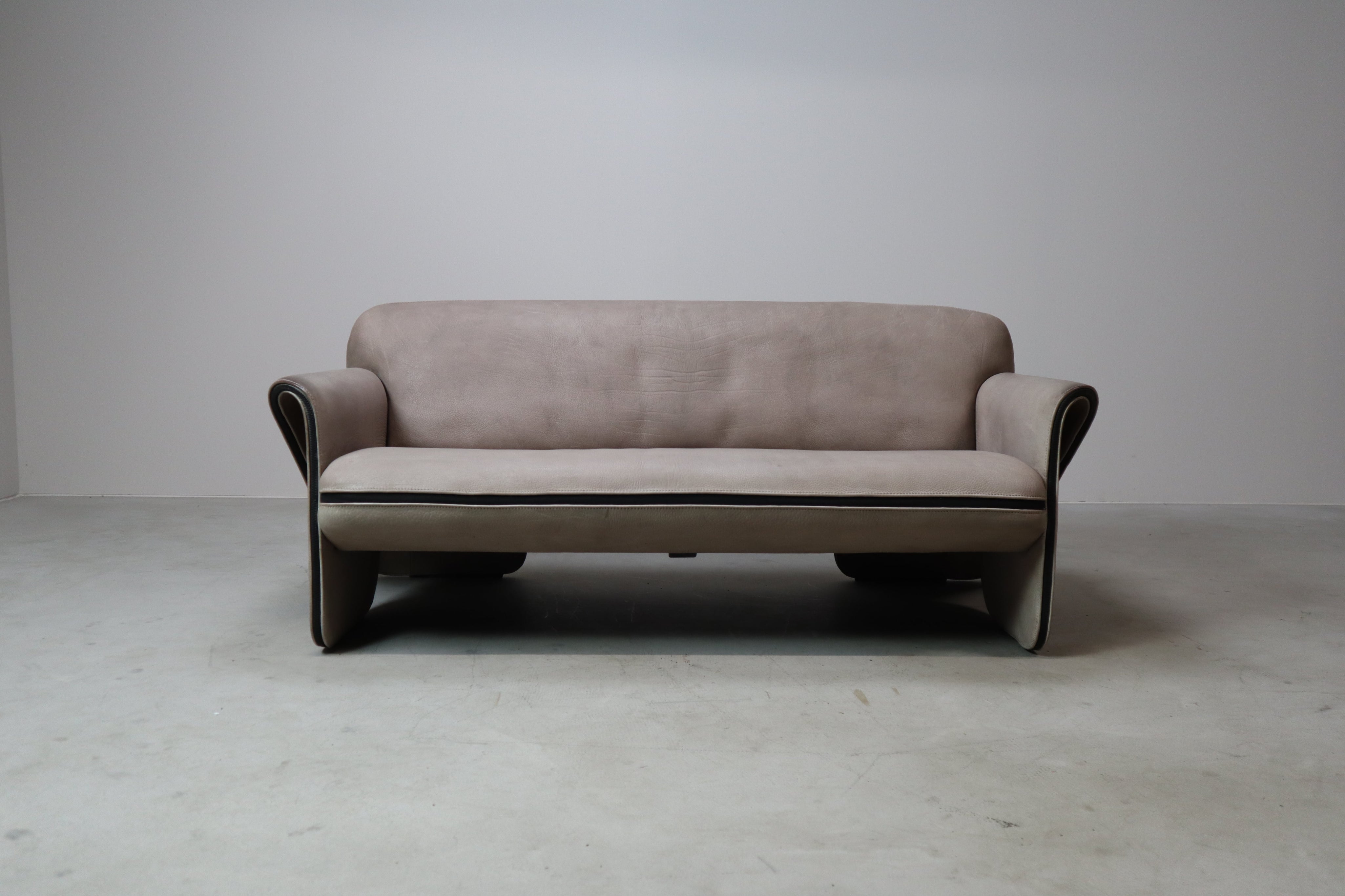 De_Sede_DS-125_two-seat_sofa_by_Gerd_Lange,_1978