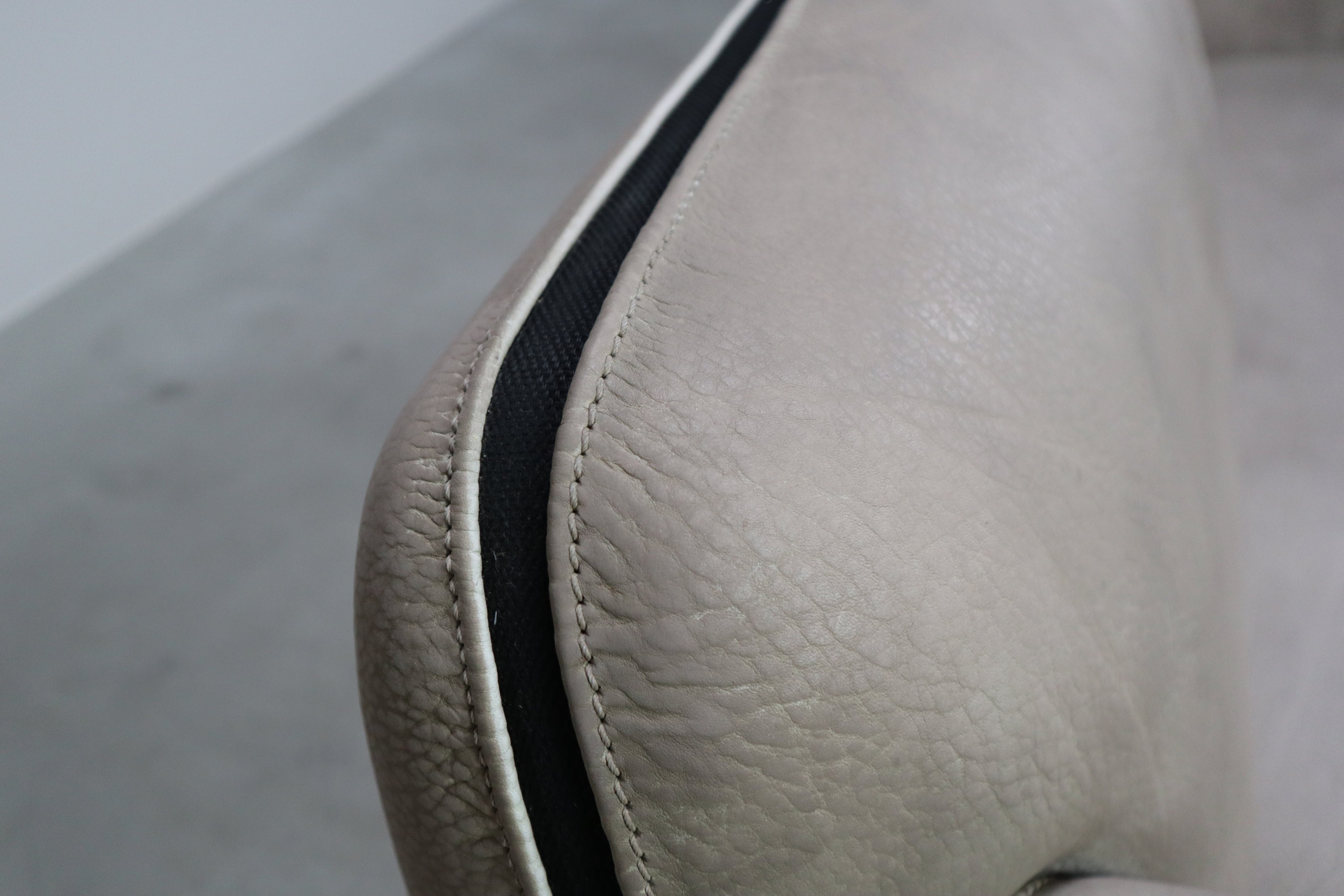 De_Sede_DS-125_two-seat_sofa_by_Gerd_Lange,_1978