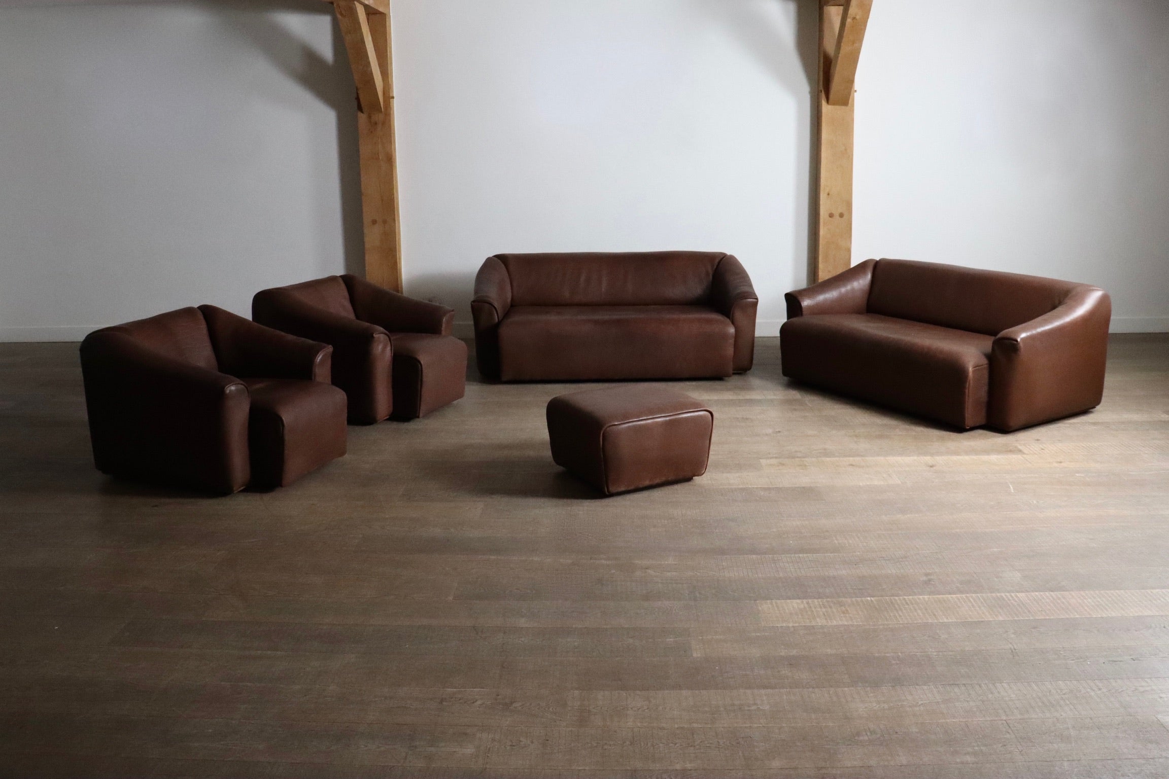 Set_of_De_Sede_DS-47_Sofa,_Armchair_and_Pouf_in_buffalo_leather,_1970s