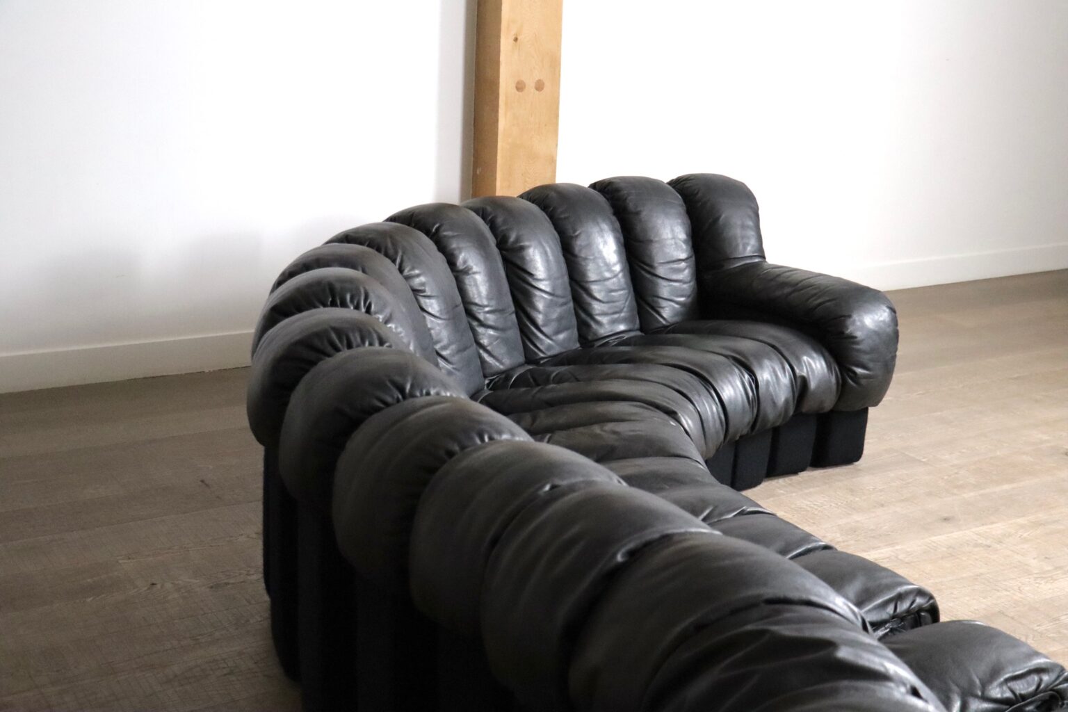 De_Sede_DS-600_“Non-Stop”_Sectional_Sofa_in_Black_Leather,_Switzerland,_1970s