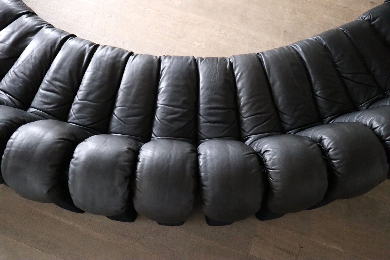 De_Sede_DS-600_“Non-Stop”_Sectional_Sofa_in_Black_Leather,_Switzerland,_1970s