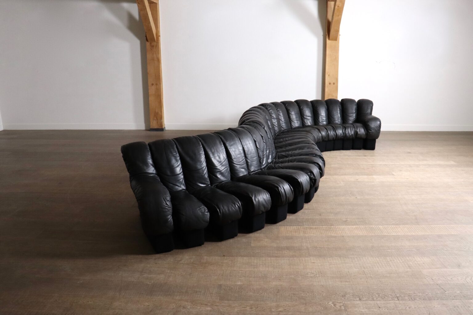De_Sede_DS-600_“Non-Stop”_Sectional_Sofa_in_Black_Leather,_Switzerland,_1970s