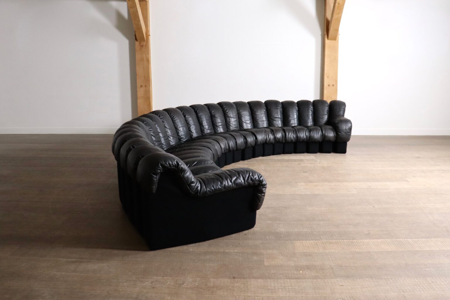 De_Sede_DS-600_“Non-Stop”_Sectional_Sofa_in_Black_Leather,_Switzerland,_1970s