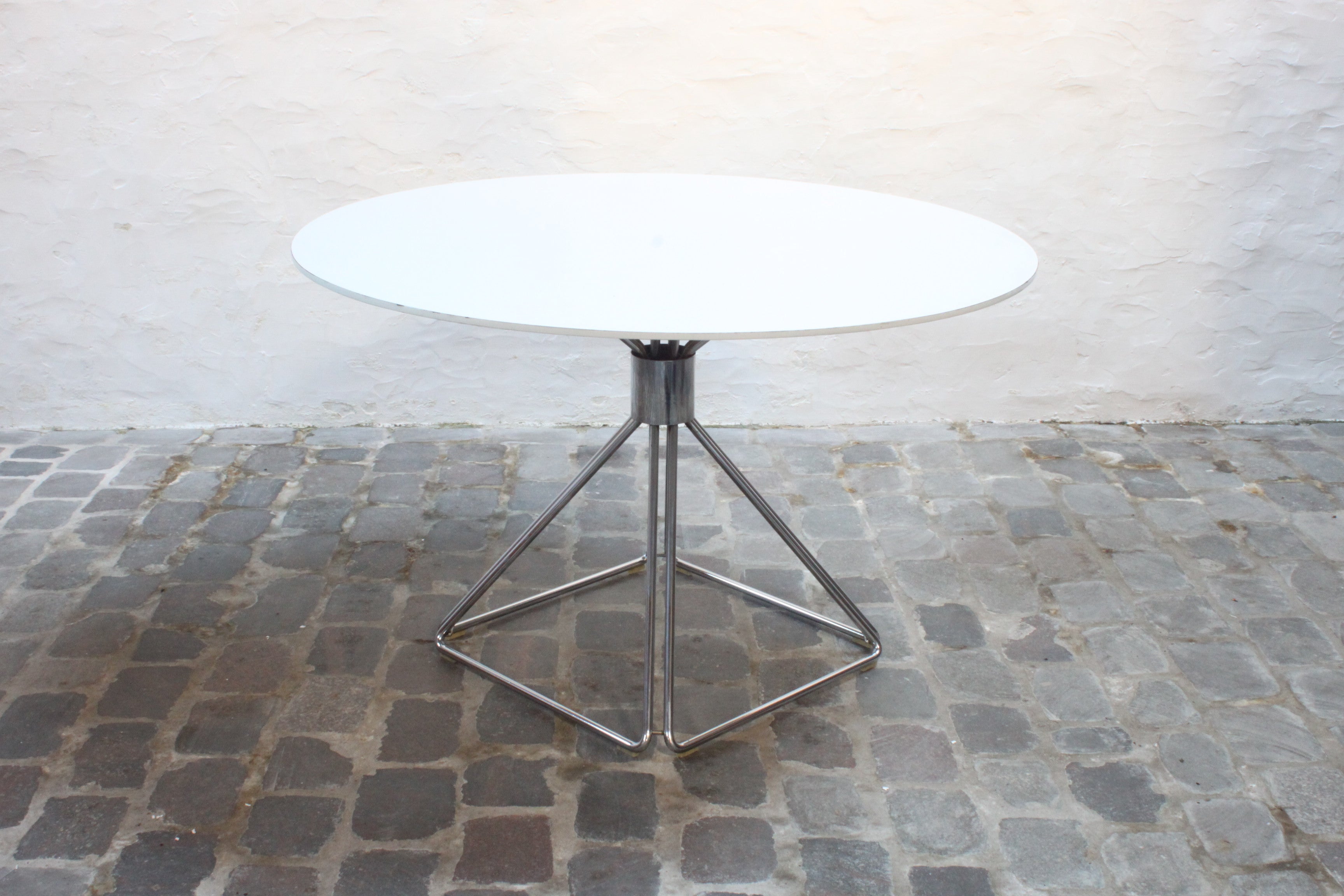 Delta_dining_table_by_Rudi_Verelst_for_Novalux,_Belgium_1970s.