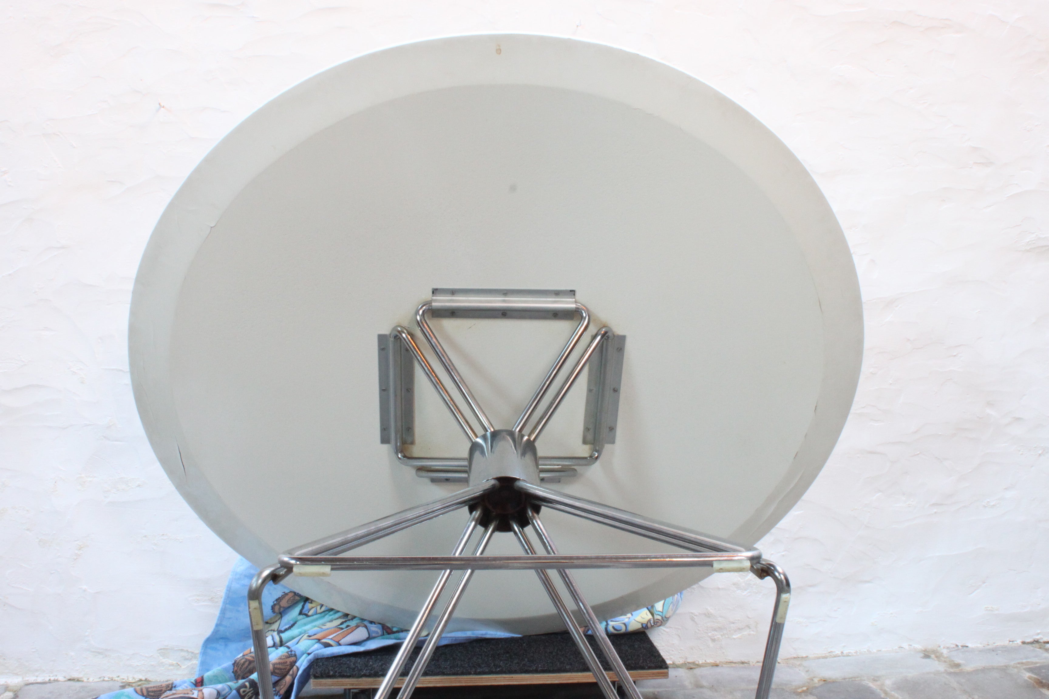 Delta_dining_table_by_Rudi_Verelst_for_Novalux,_Belgium_1970s.