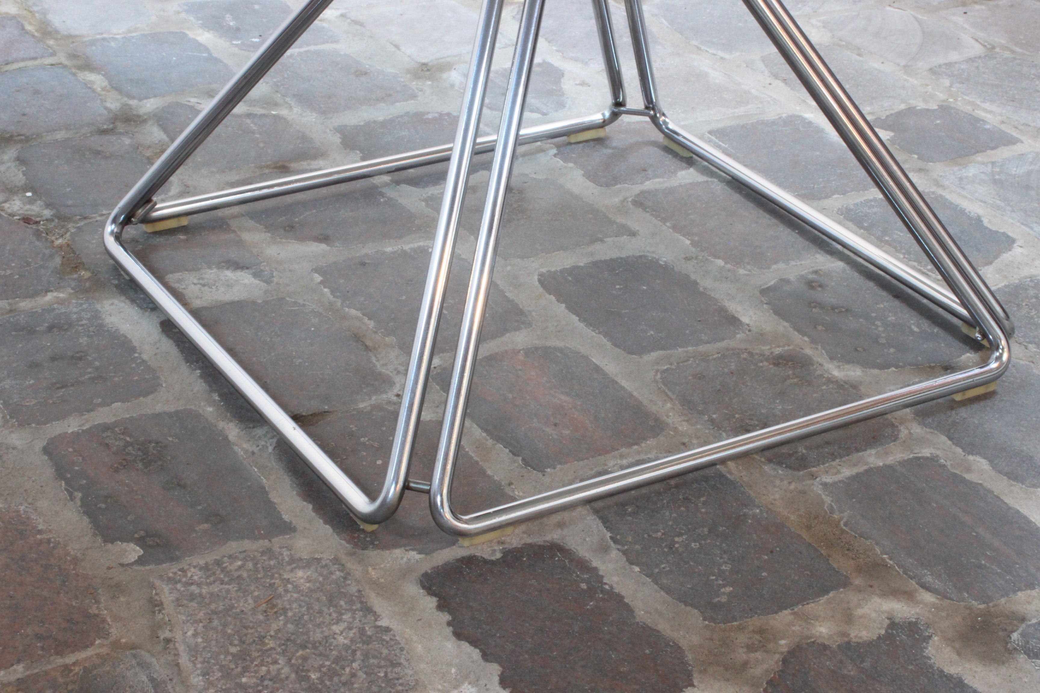 Delta_dining_table_by_Rudi_Verelst_for_Novalux,_Belgium_1970s.