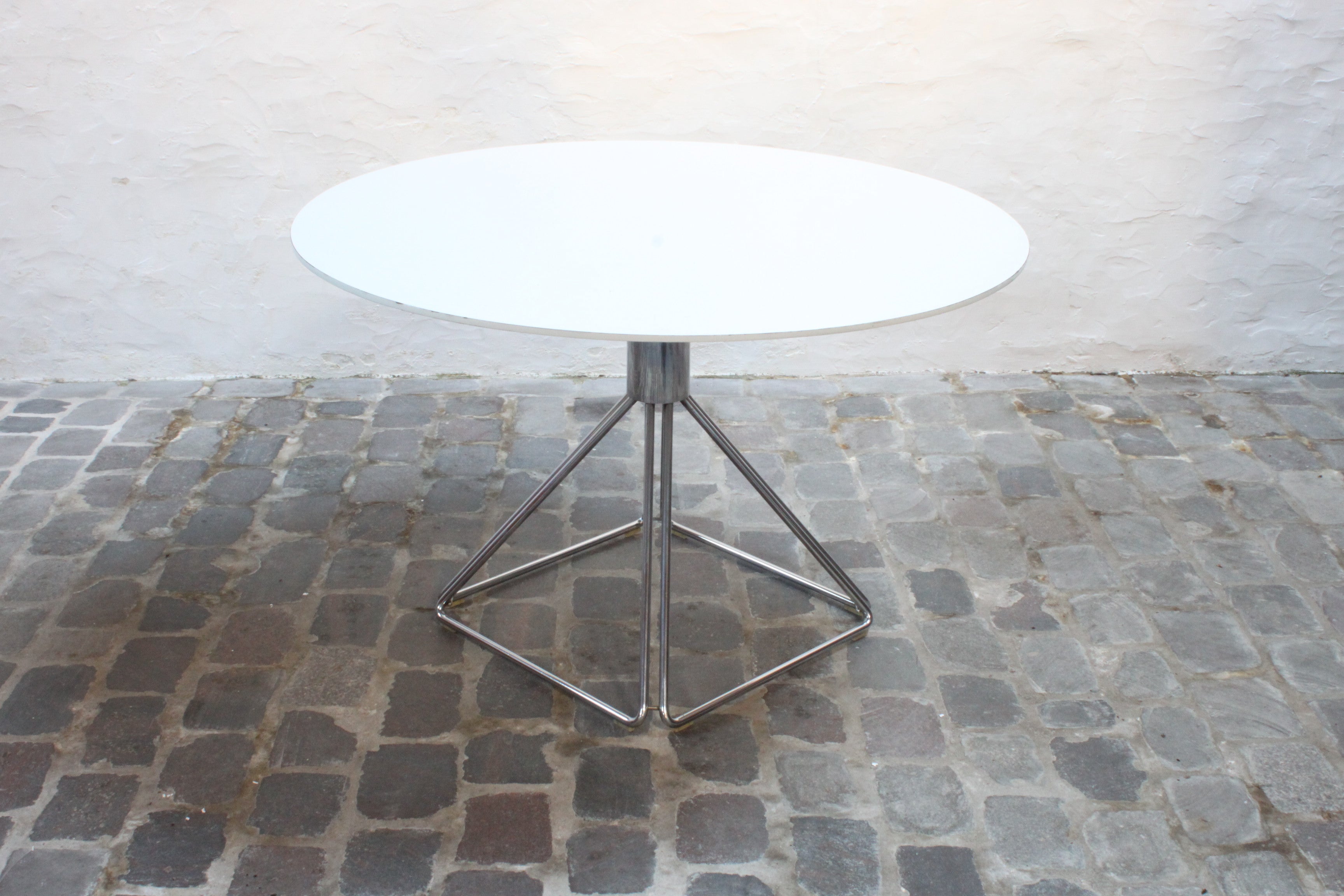 Delta_dining_table_by_Rudi_Verelst_for_Novalux,_Belgium_1970s.