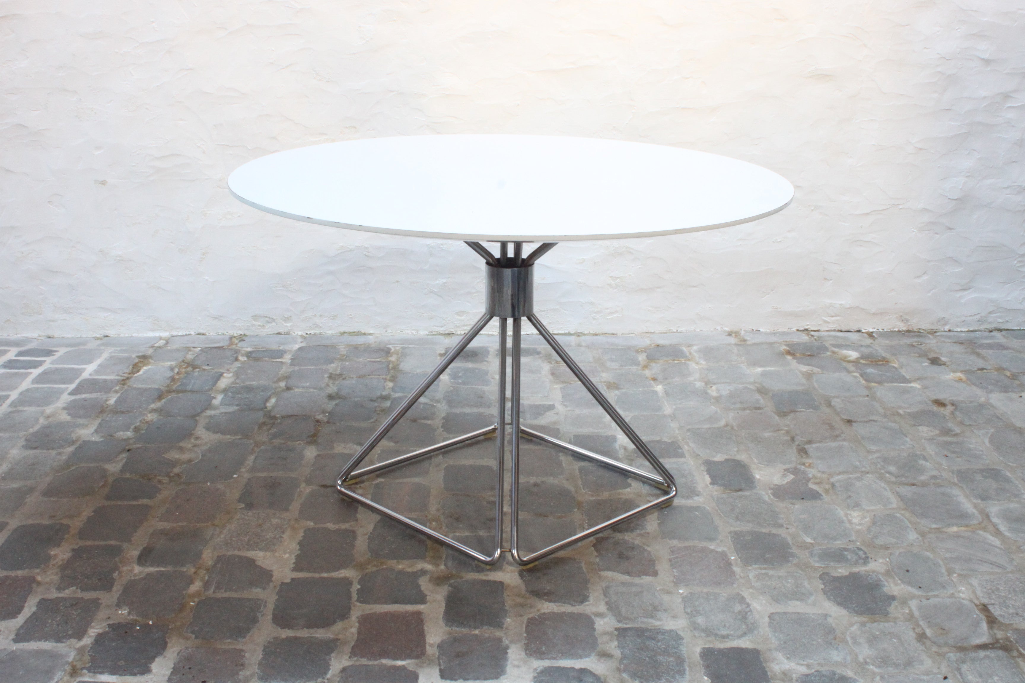 Delta_dining_table_by_Rudi_Verelst_for_Novalux,_Belgium_1970s.