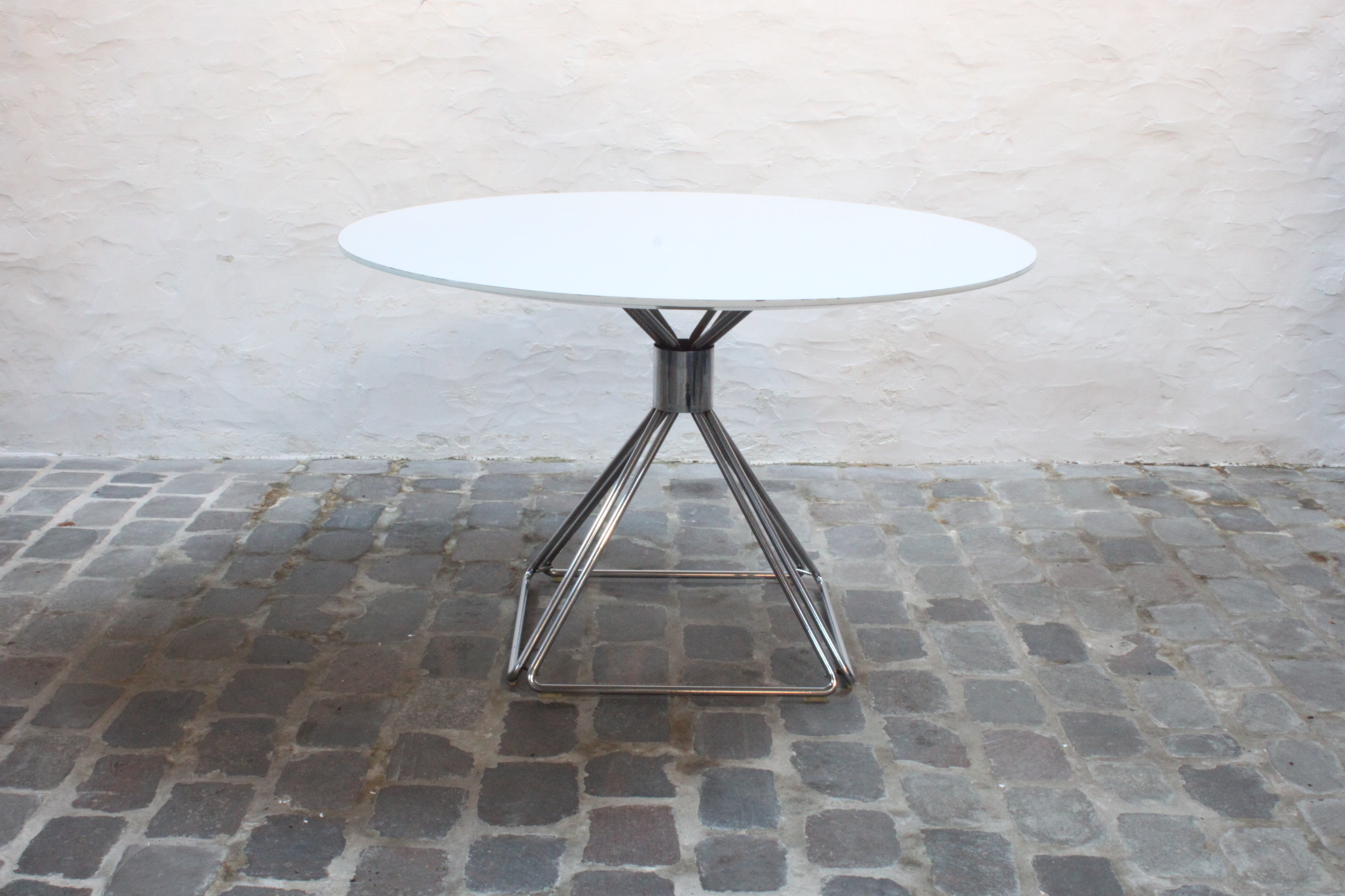 Delta_dining_table_by_Rudi_Verelst_for_Novalux,_Belgium_1970s.