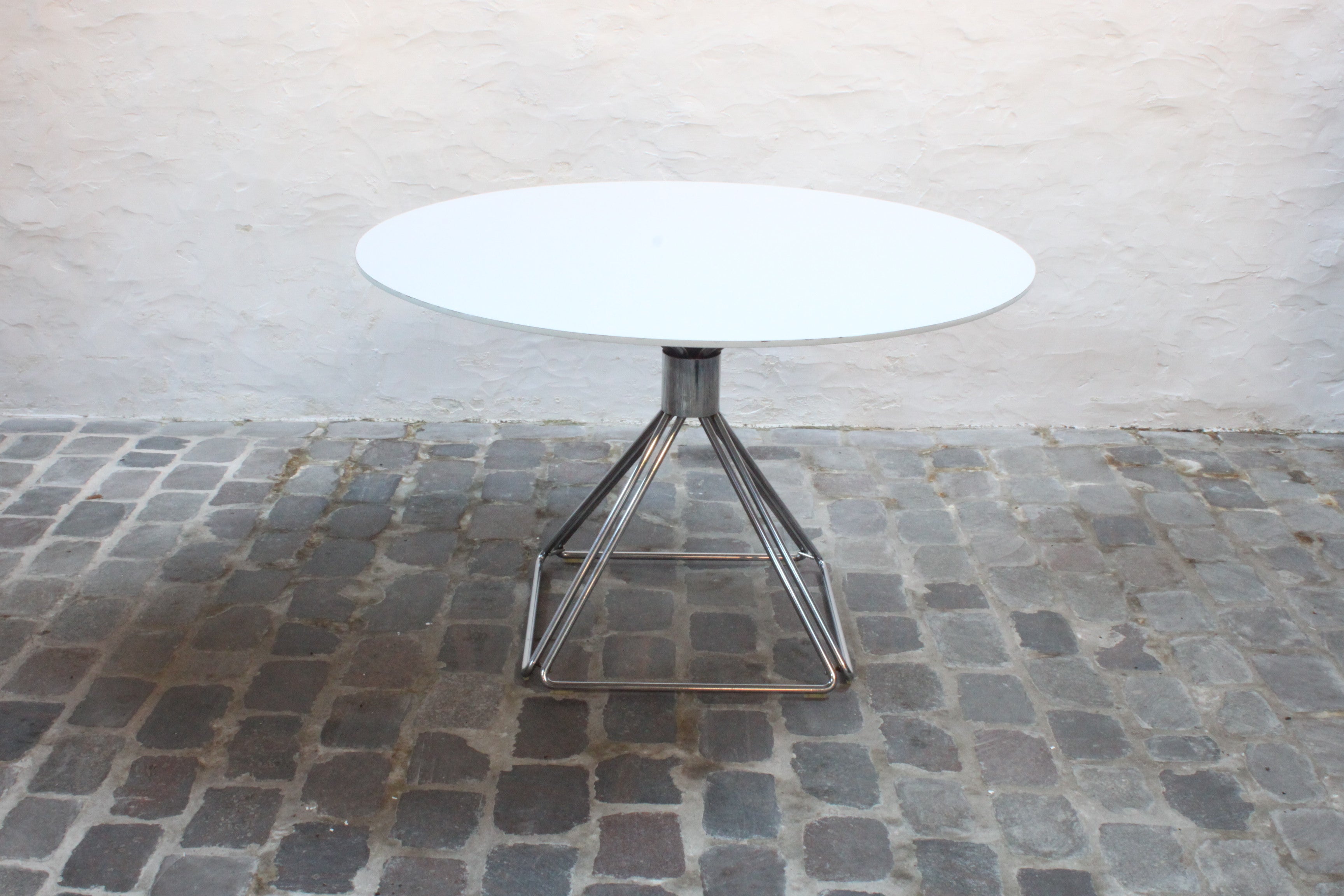 Delta_dining_table_by_Rudi_Verelst_for_Novalux,_Belgium_1970s.