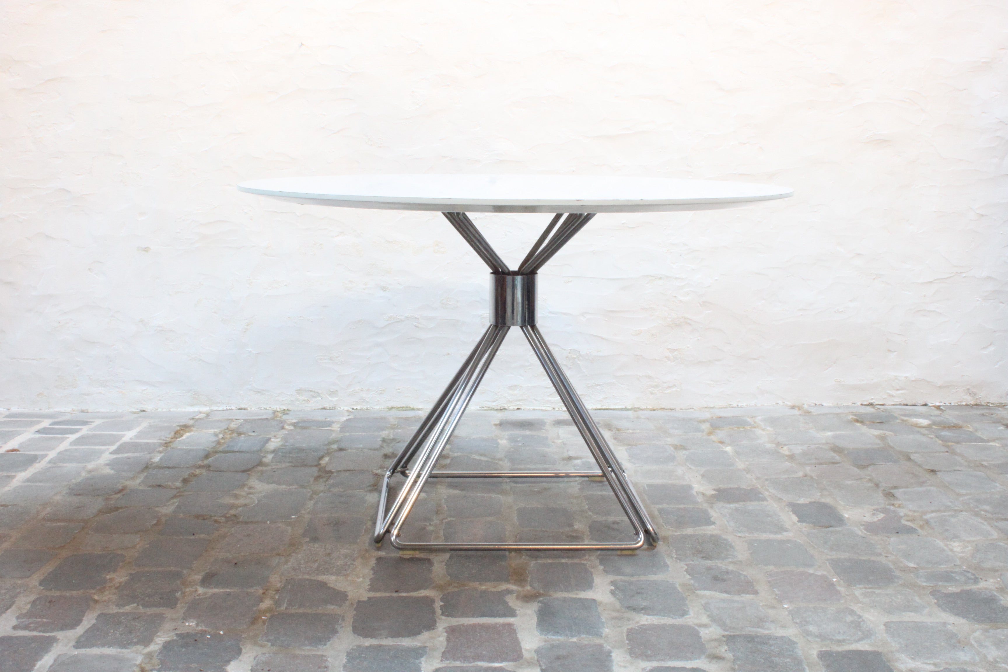 Delta_dining_table_by_Rudi_Verelst_for_Novalux,_Belgium_1970s.