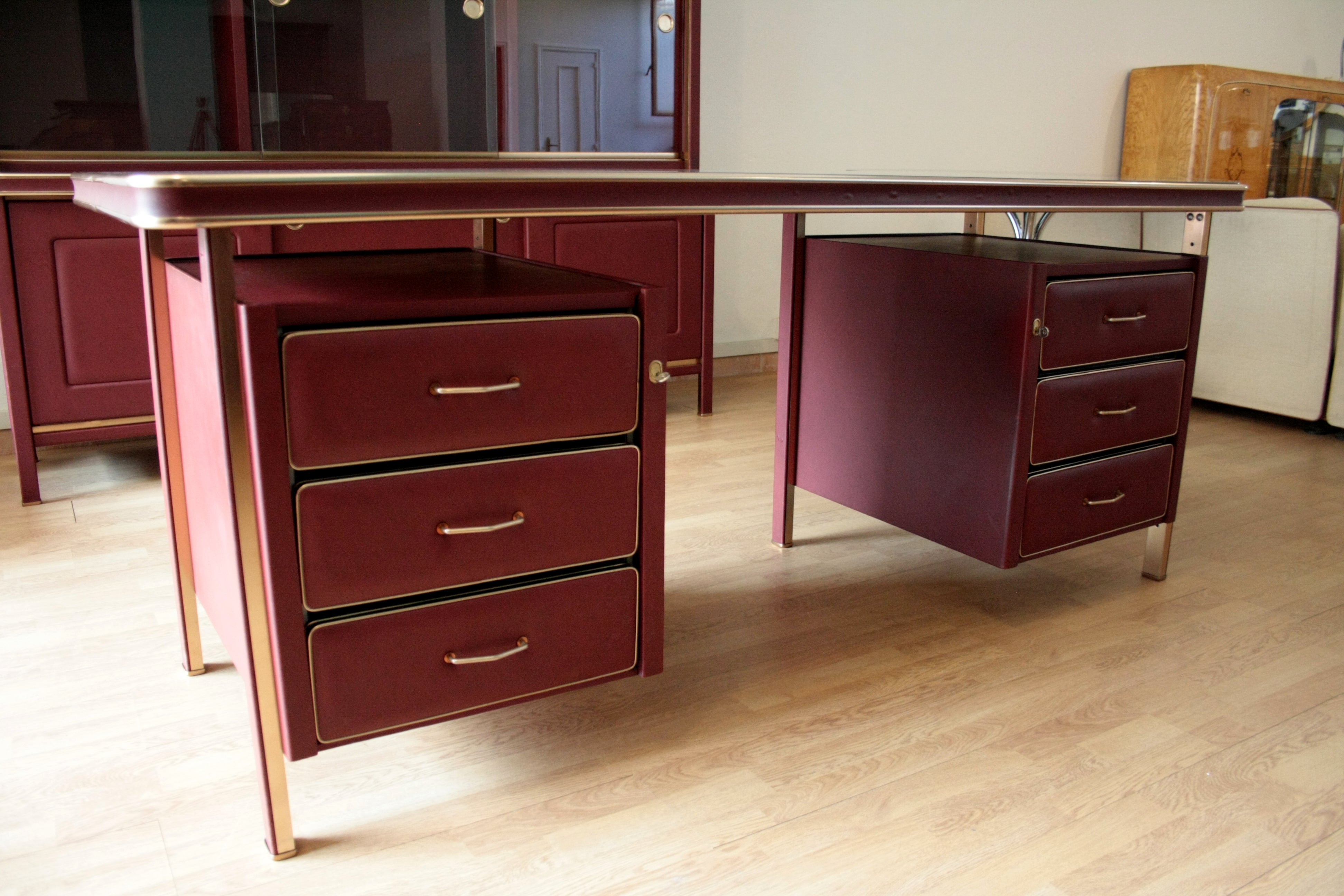 Set_of_Desk_and_3_chairs_by_Umberto_Mascagni_in_burgundy_faux_leather_and_brass,_1950,_Italy