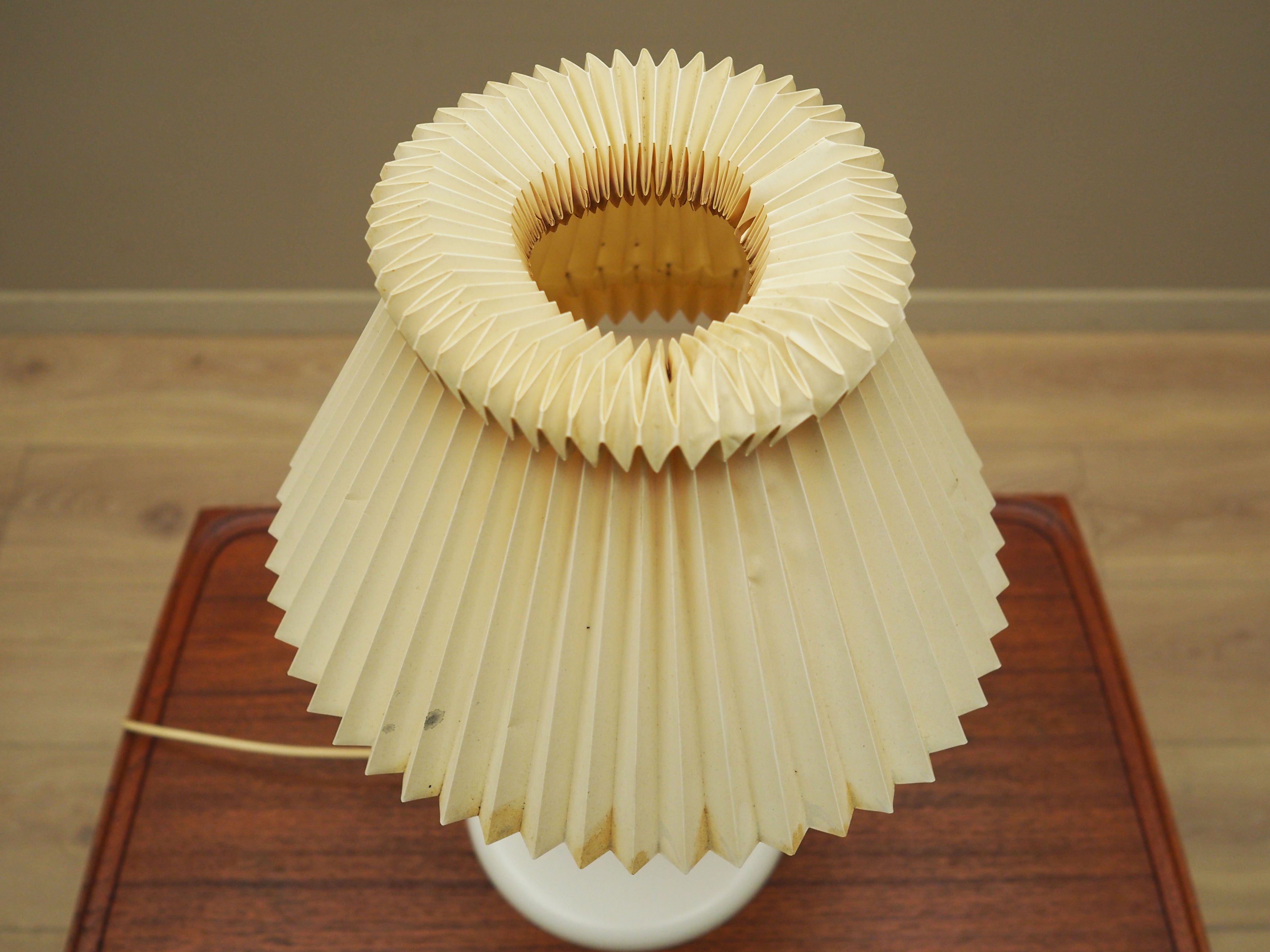 Metal_and_Paper_Desk_Lamp,_1960s,_Denmark