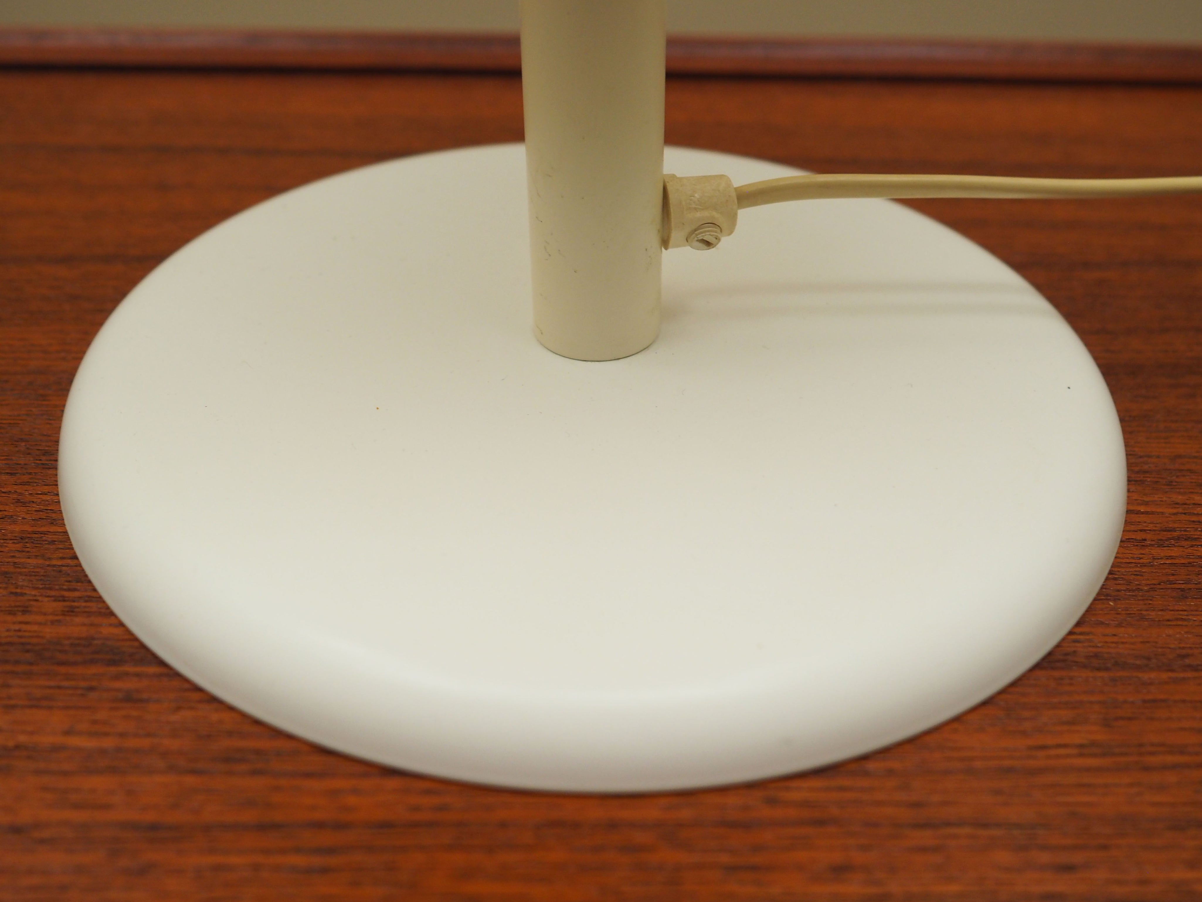 Metal_and_Paper_Desk_Lamp,_1960s,_Denmark