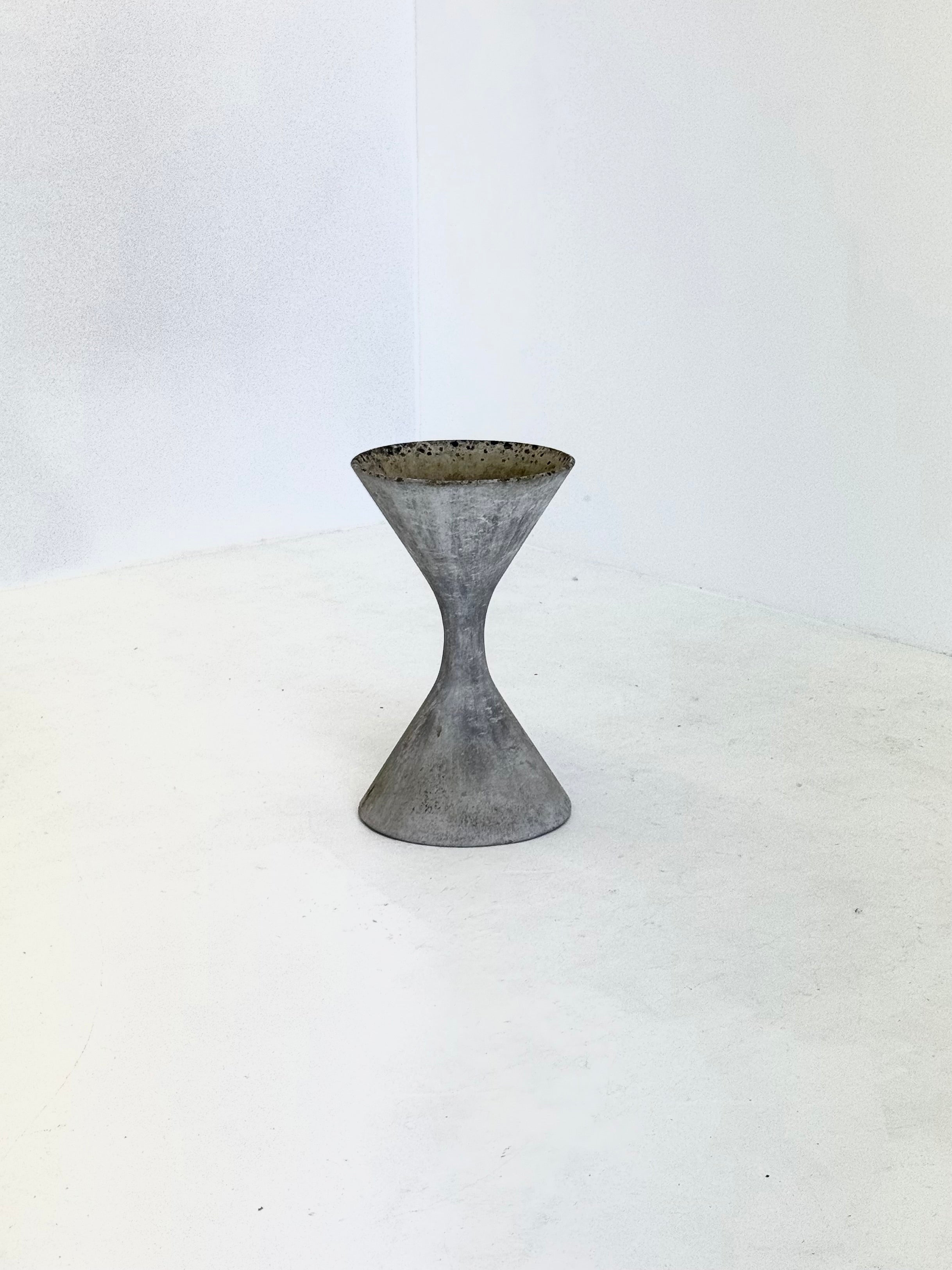 Diabolo_Planter_by_Willy_Guhl_and_Anton_Bee_for_Eternit,_Switzerland,_1950s