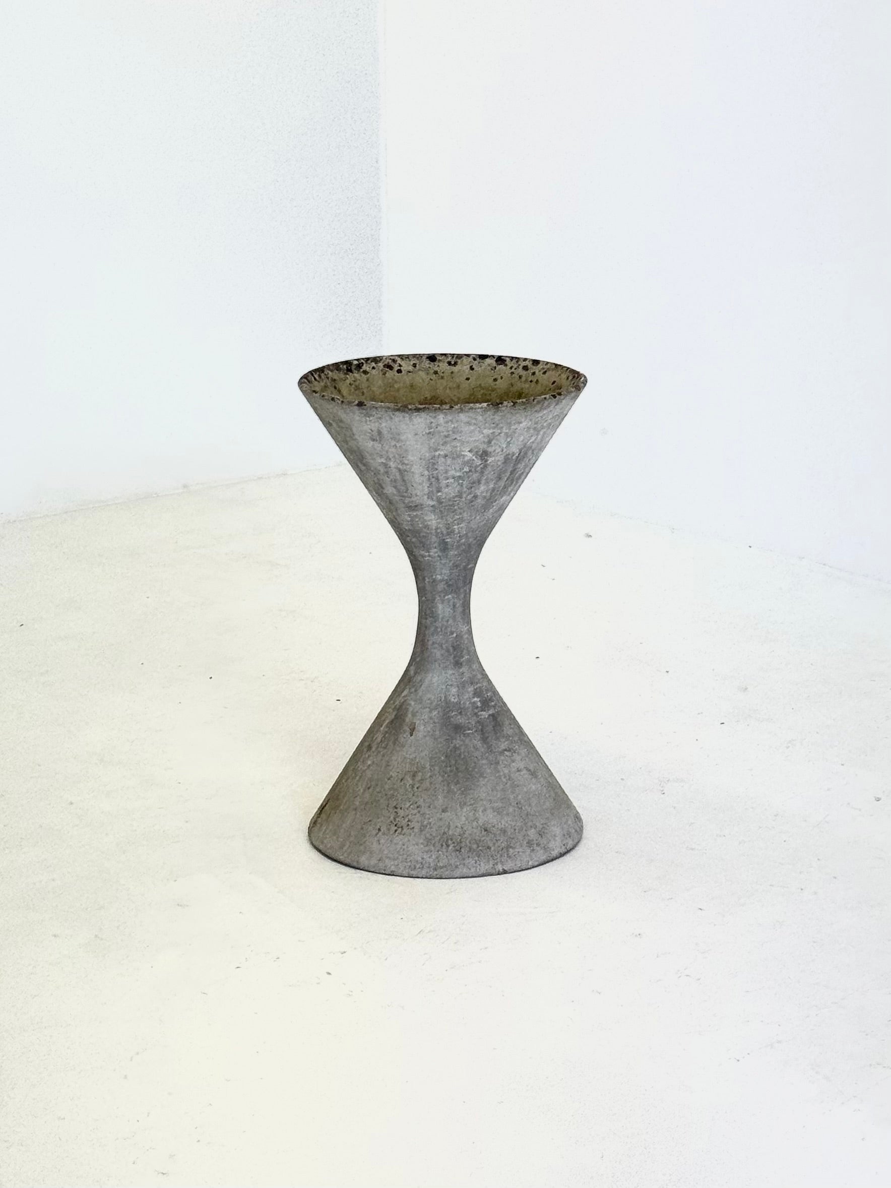 Diabolo_Planter_by_Willy_Guhl_and_Anton_Bee_for_Eternit,_Switzerland,_1950s