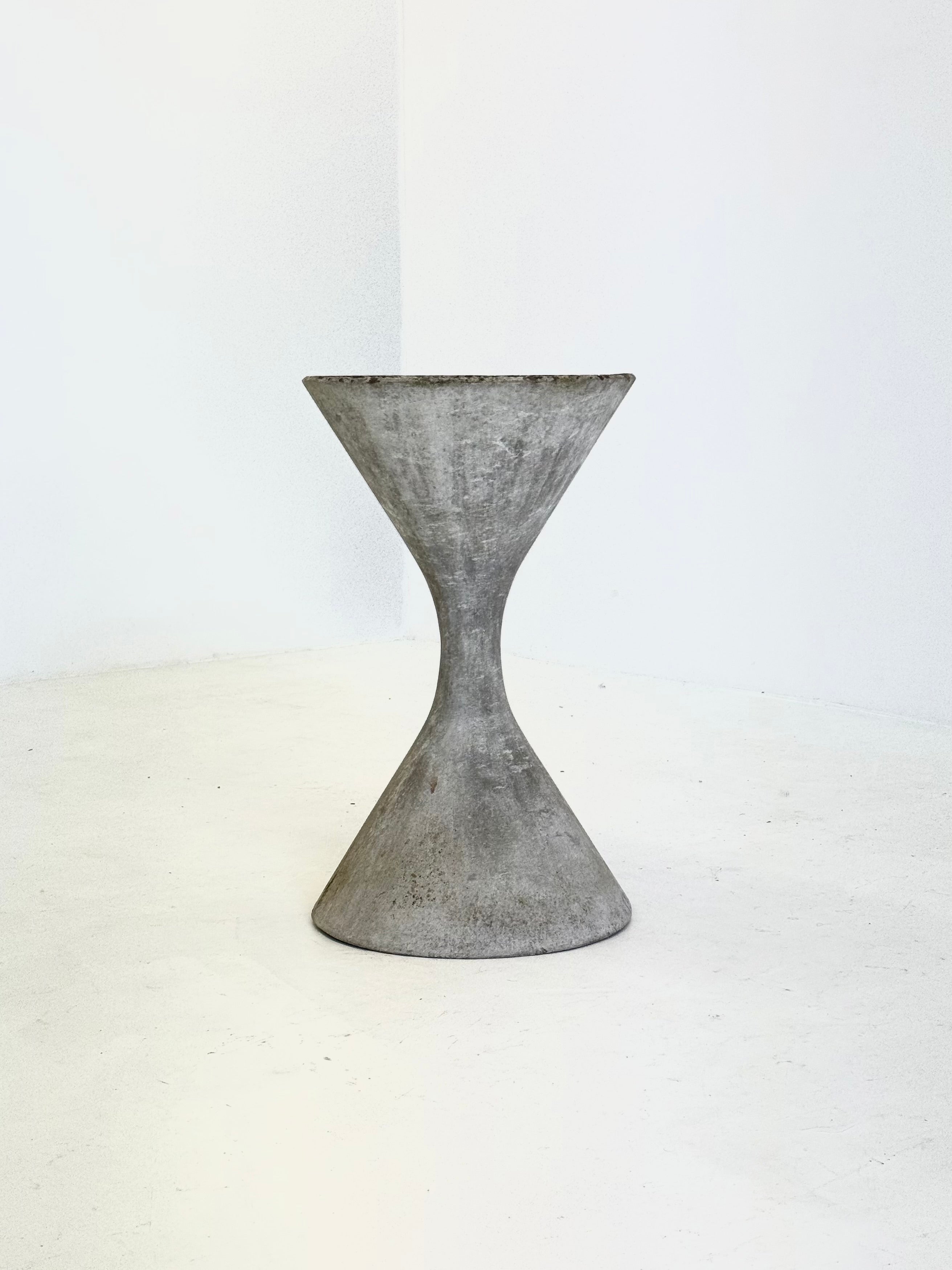 Diabolo_Planter_by_Willy_Guhl_and_Anton_Bee_for_Eternit,_Switzerland,_1950s