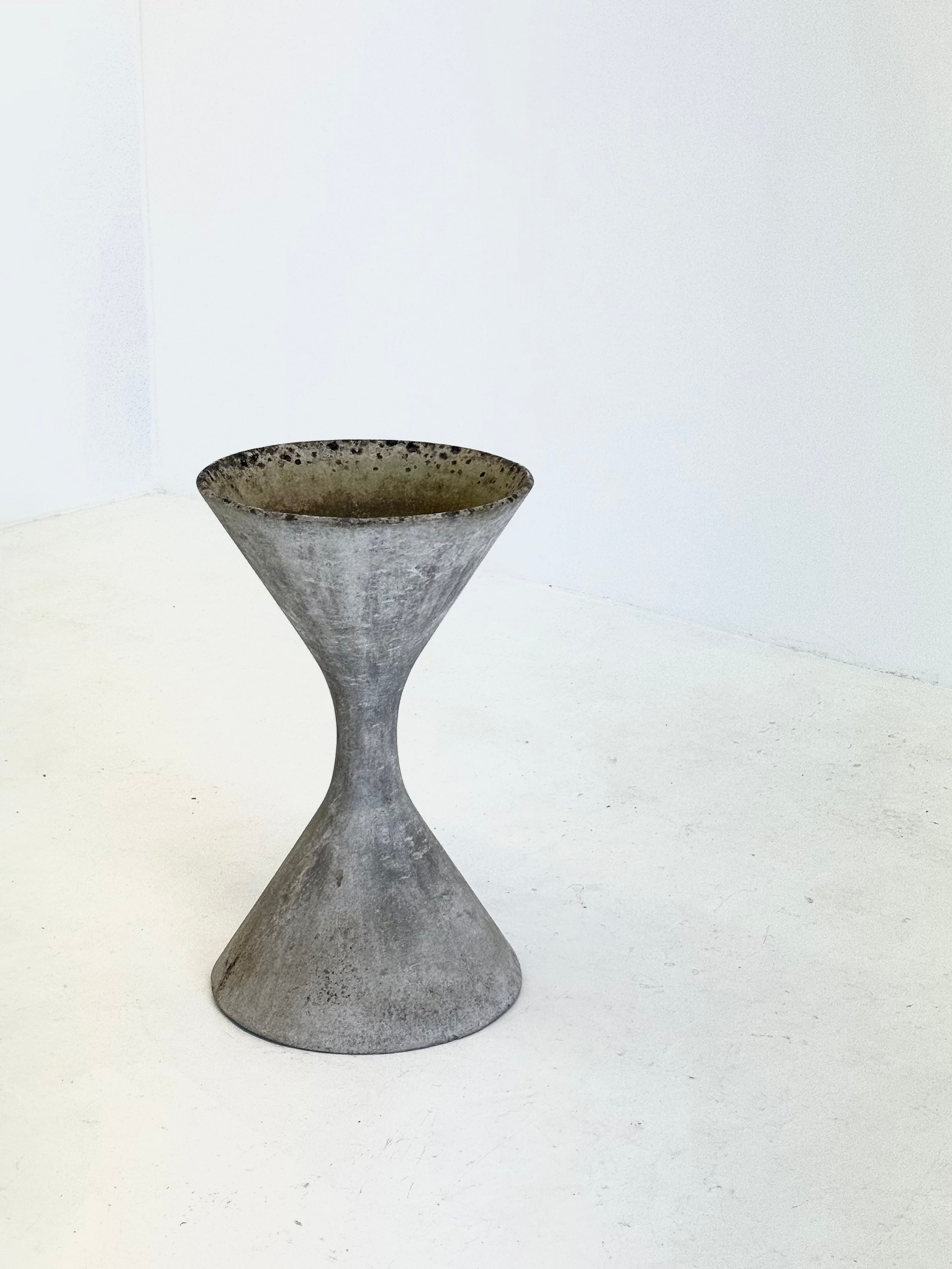 Diabolo_Planter_by_Willy_Guhl_and_Anton_Bee_for_Eternit,_Switzerland,_1950s