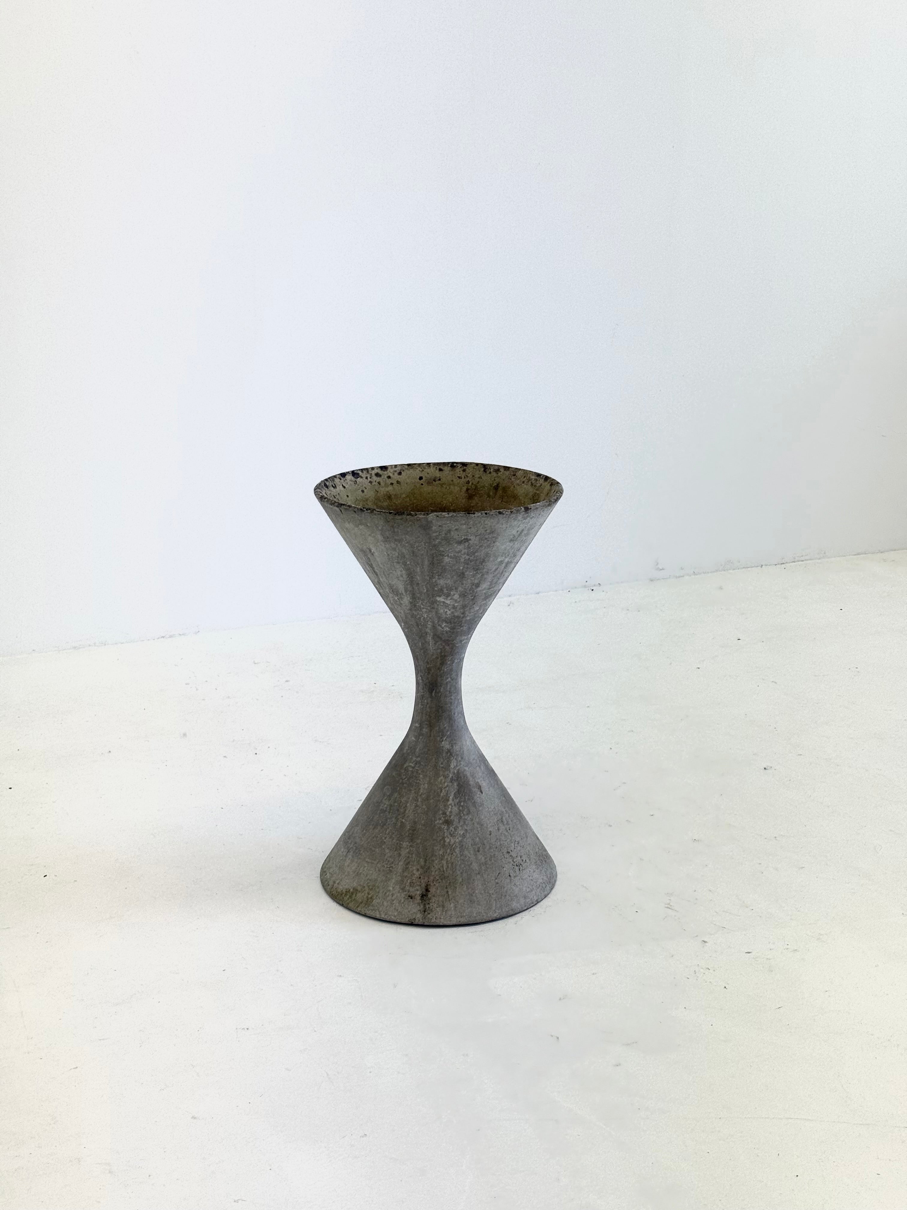 Diabolo_Planter_by_Willy_Guhl_and_Anton_Bee_for_Eternit,_Switzerland,_1950s