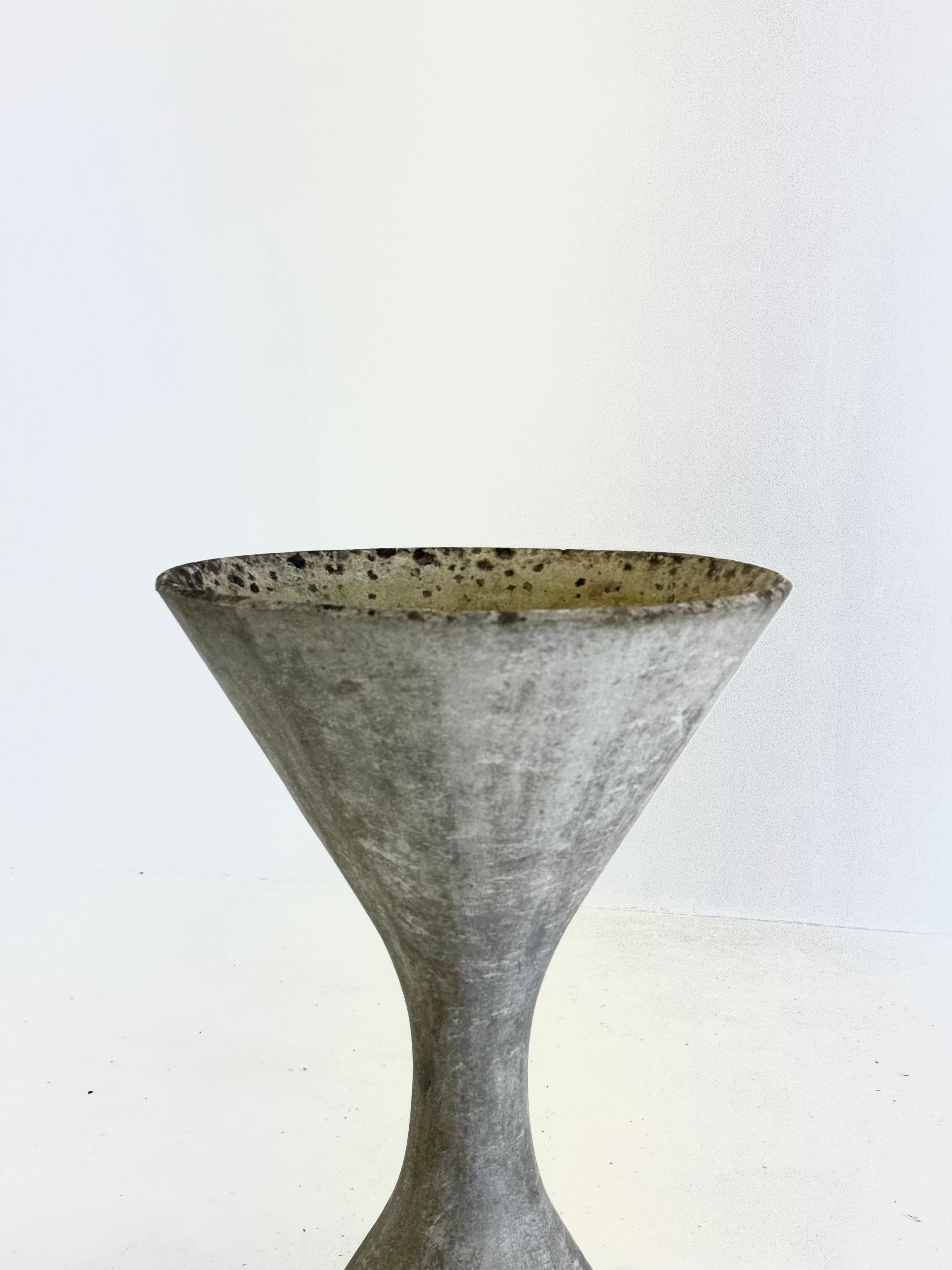 Diabolo_Planter_by_Willy_Guhl_and_Anton_Bee_for_Eternit,_Switzerland,_1950s