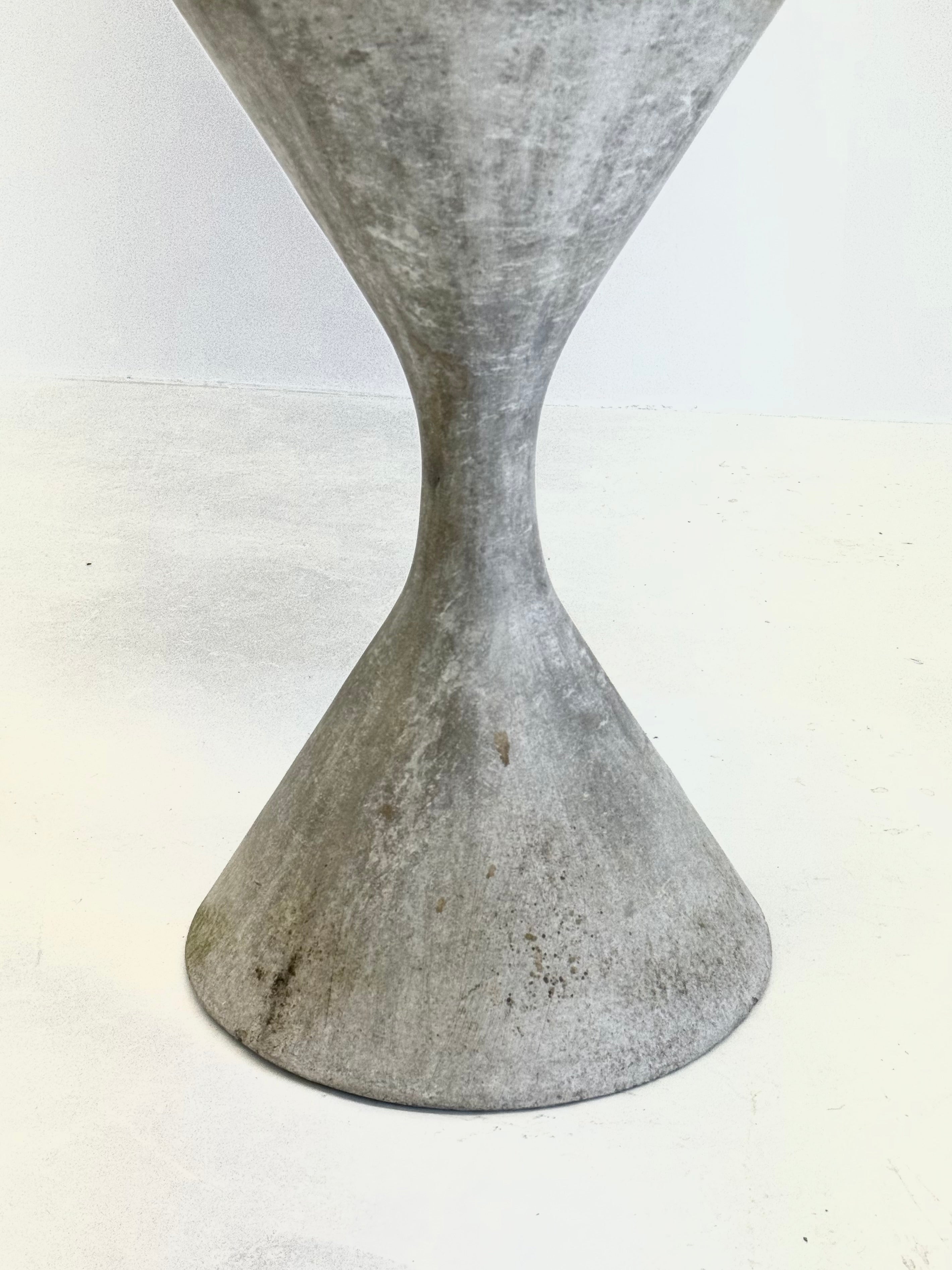 Diabolo_Planter_by_Willy_Guhl_and_Anton_Bee_for_Eternit,_Switzerland,_1950s
