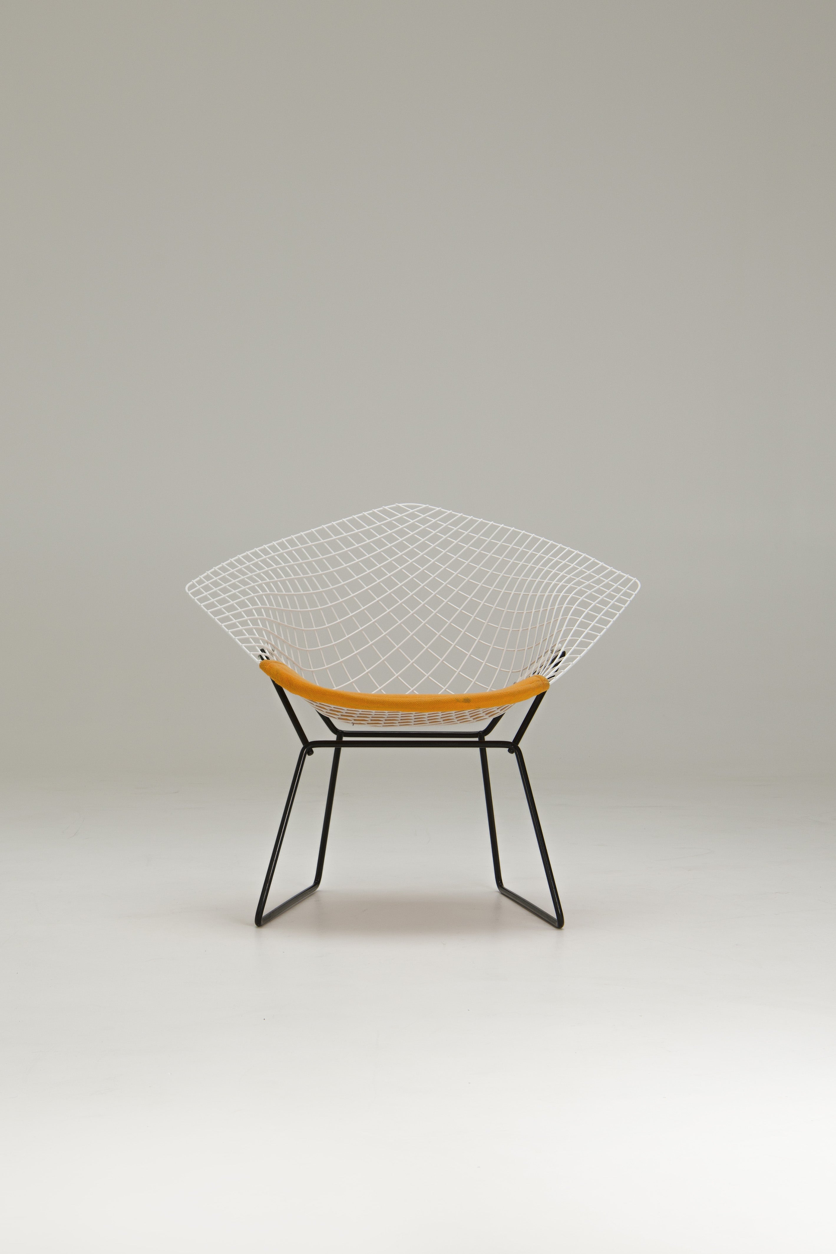 Diamond_Chair_by_Harry_Bertoia_for_Knoll_International,_1952_Design,_USA
