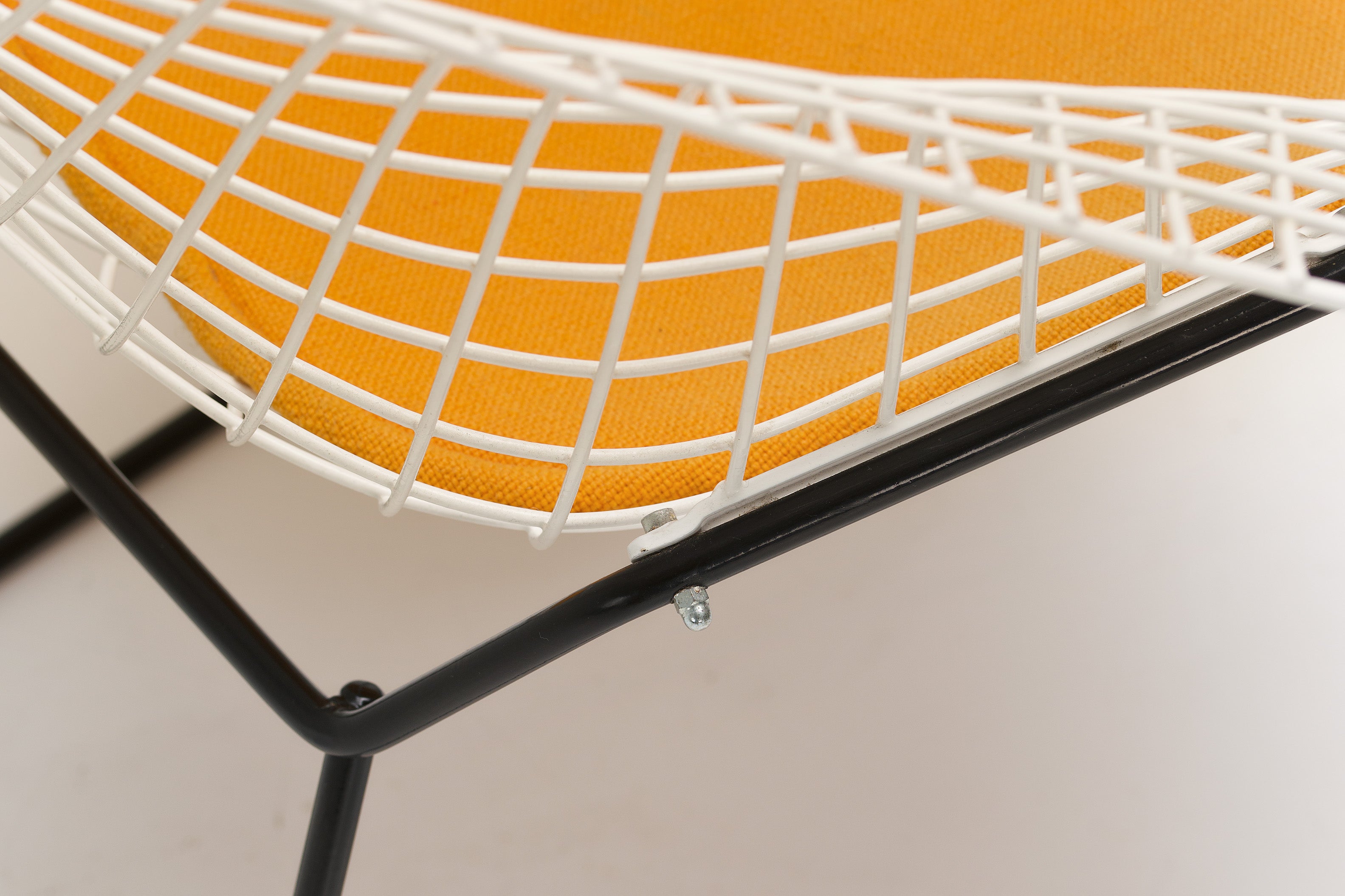 Diamond_Chair_by_Harry_Bertoia_for_Knoll_International,_1952_Design,_USA