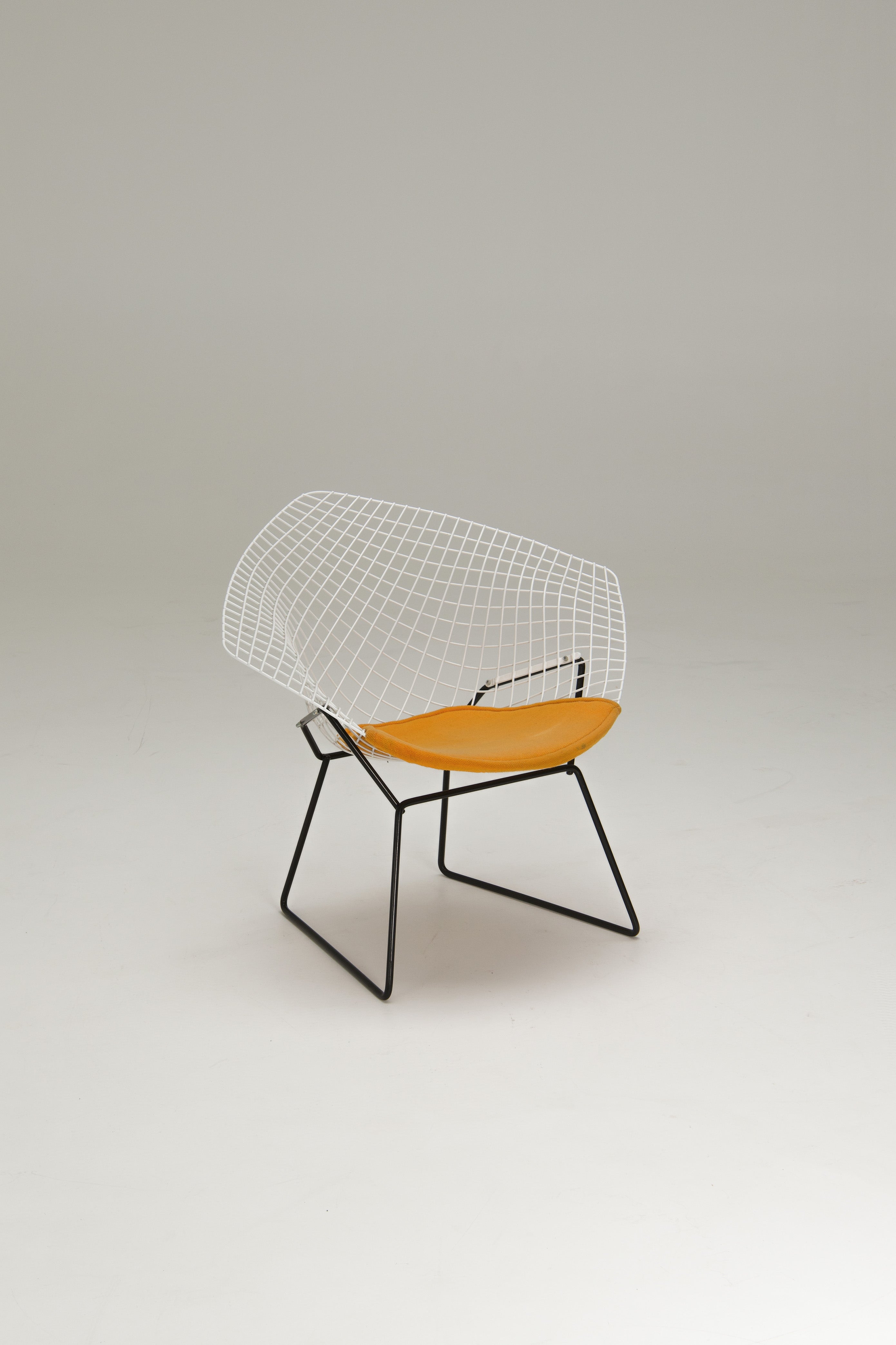 Diamond_Chair_by_Harry_Bertoia_for_Knoll_International,_1952_Design,_USA