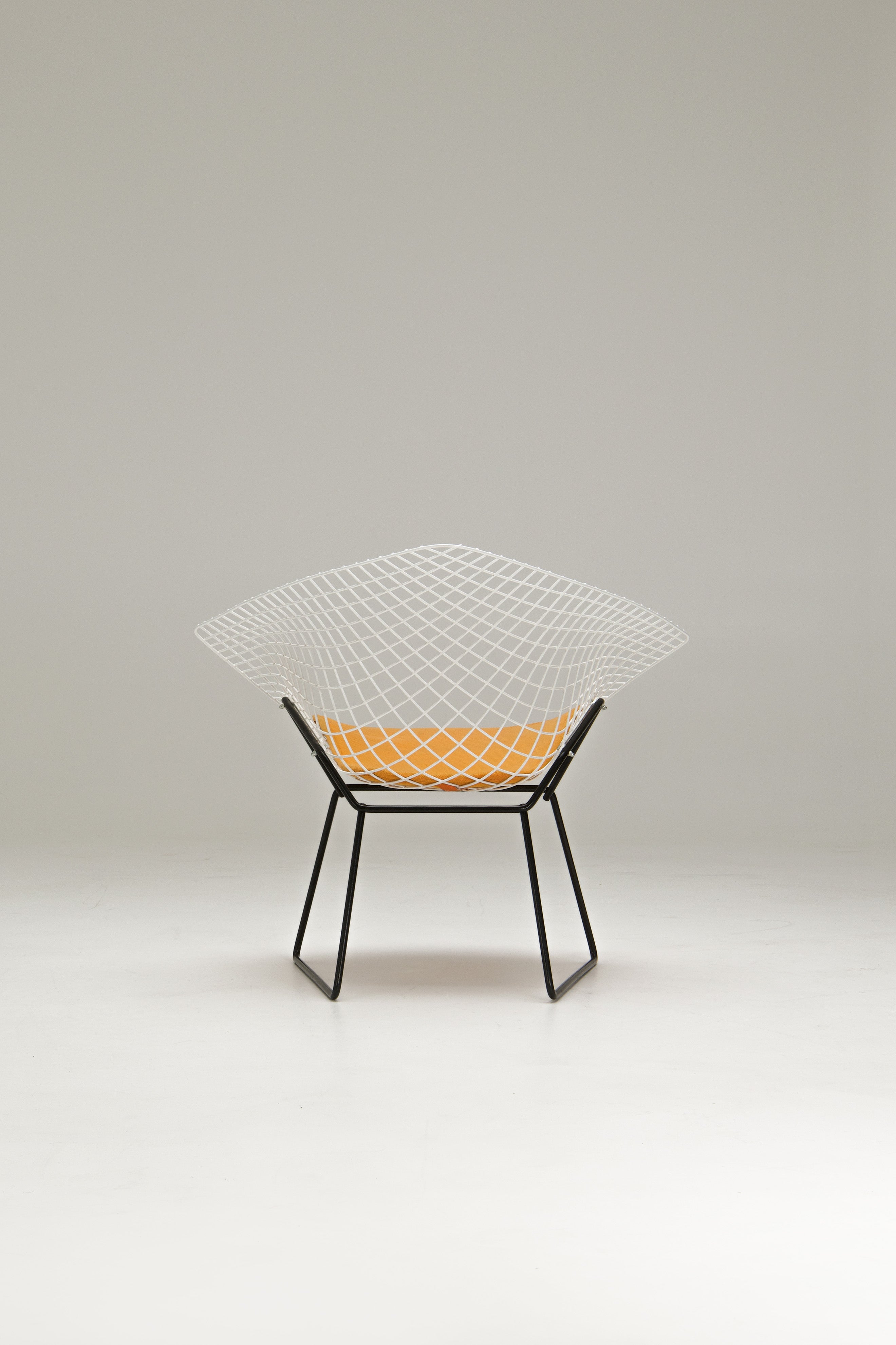 Diamond_Chair_by_Harry_Bertoia_for_Knoll_International,_1952_Design,_USA