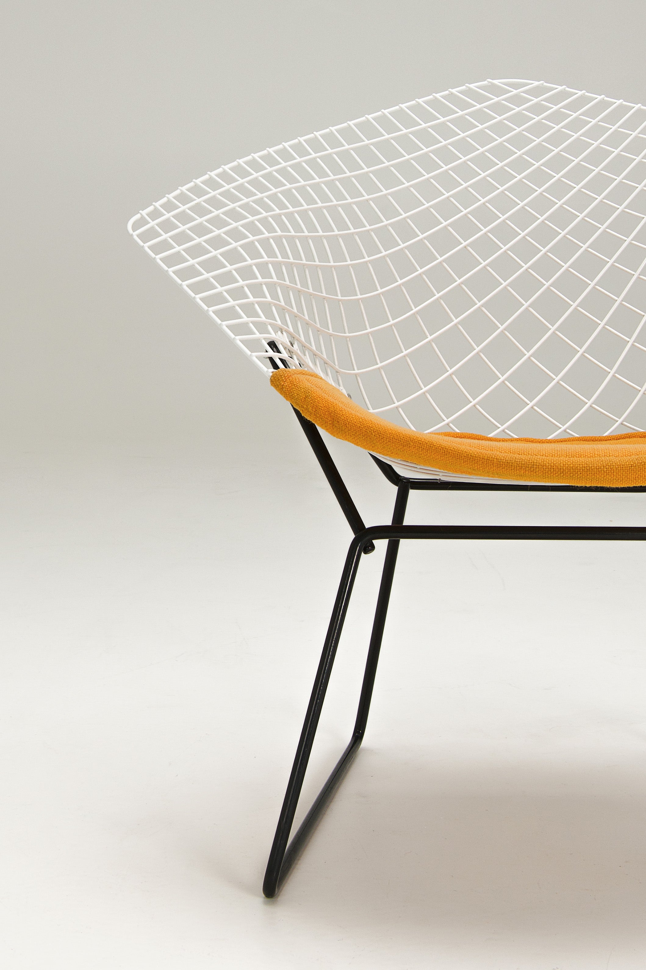 Diamond_Chair_by_Harry_Bertoia_for_Knoll_International,_1952_Design,_USA