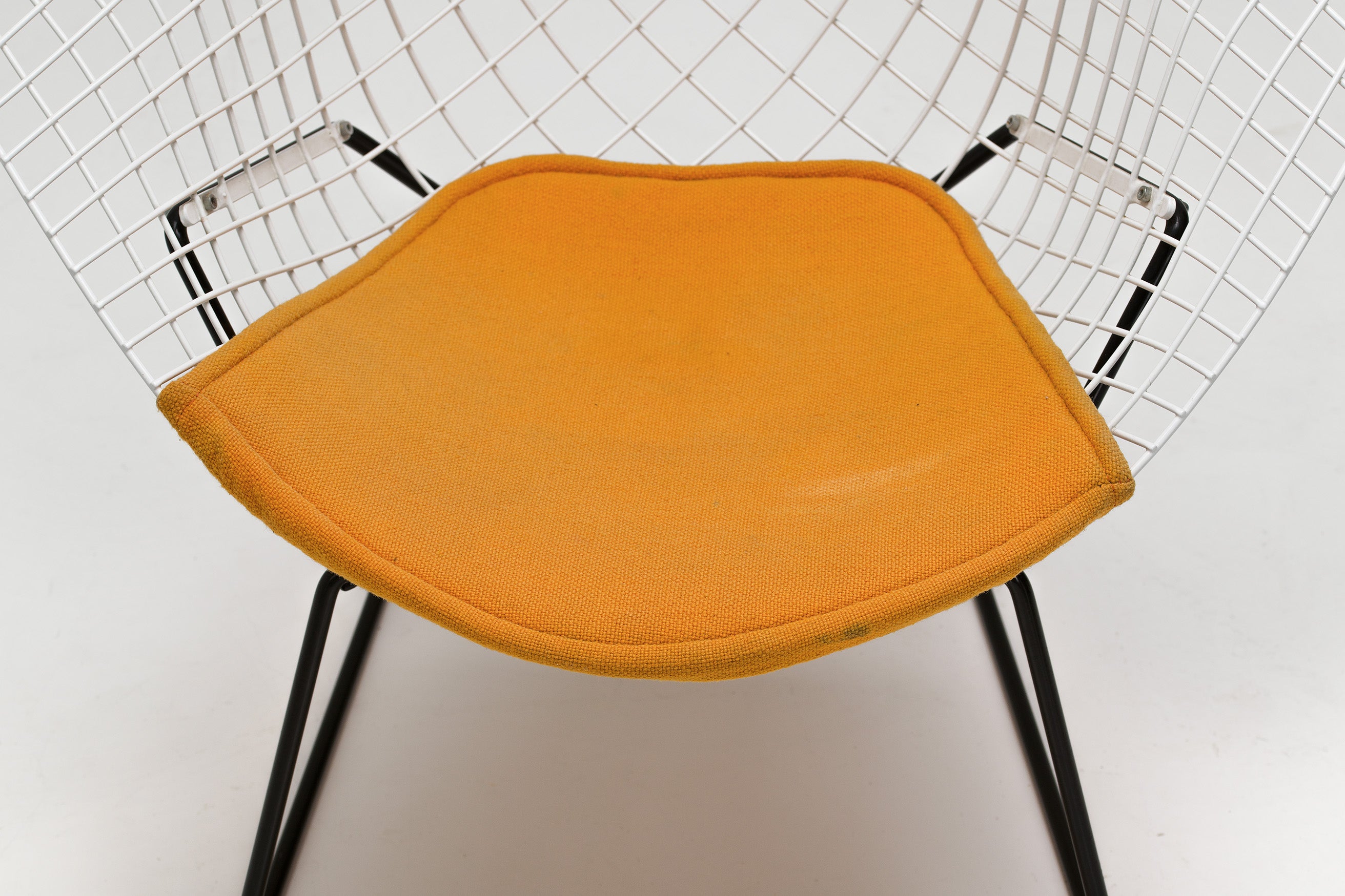 Diamond_Chair_by_Harry_Bertoia_for_Knoll_International,_1952_Design,_USA