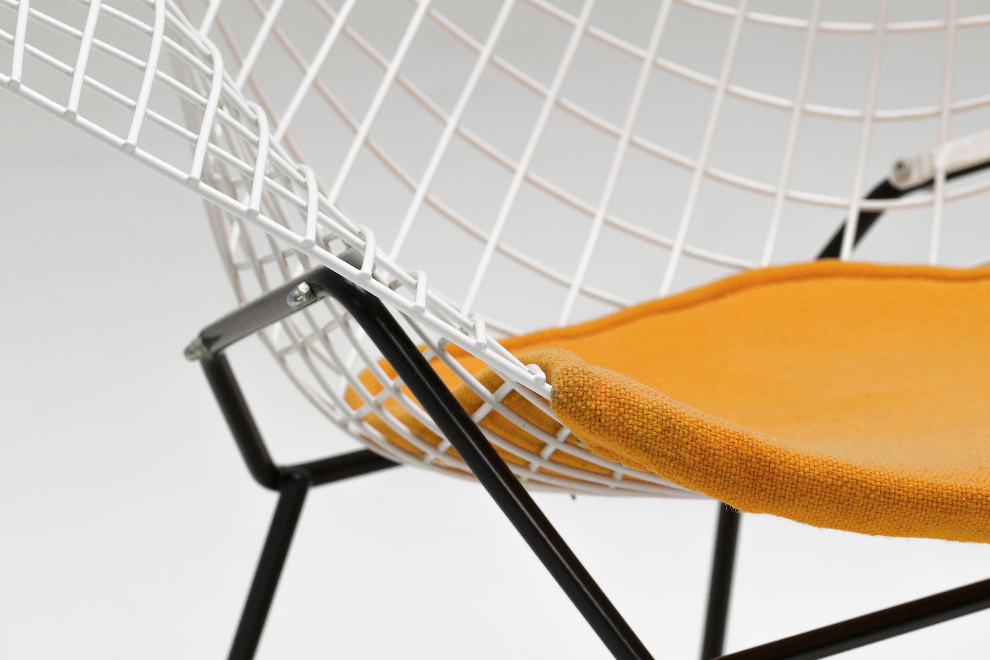 Diamond_Chair_by_Harry_Bertoia_for_Knoll_International,_1952_Design,_USA