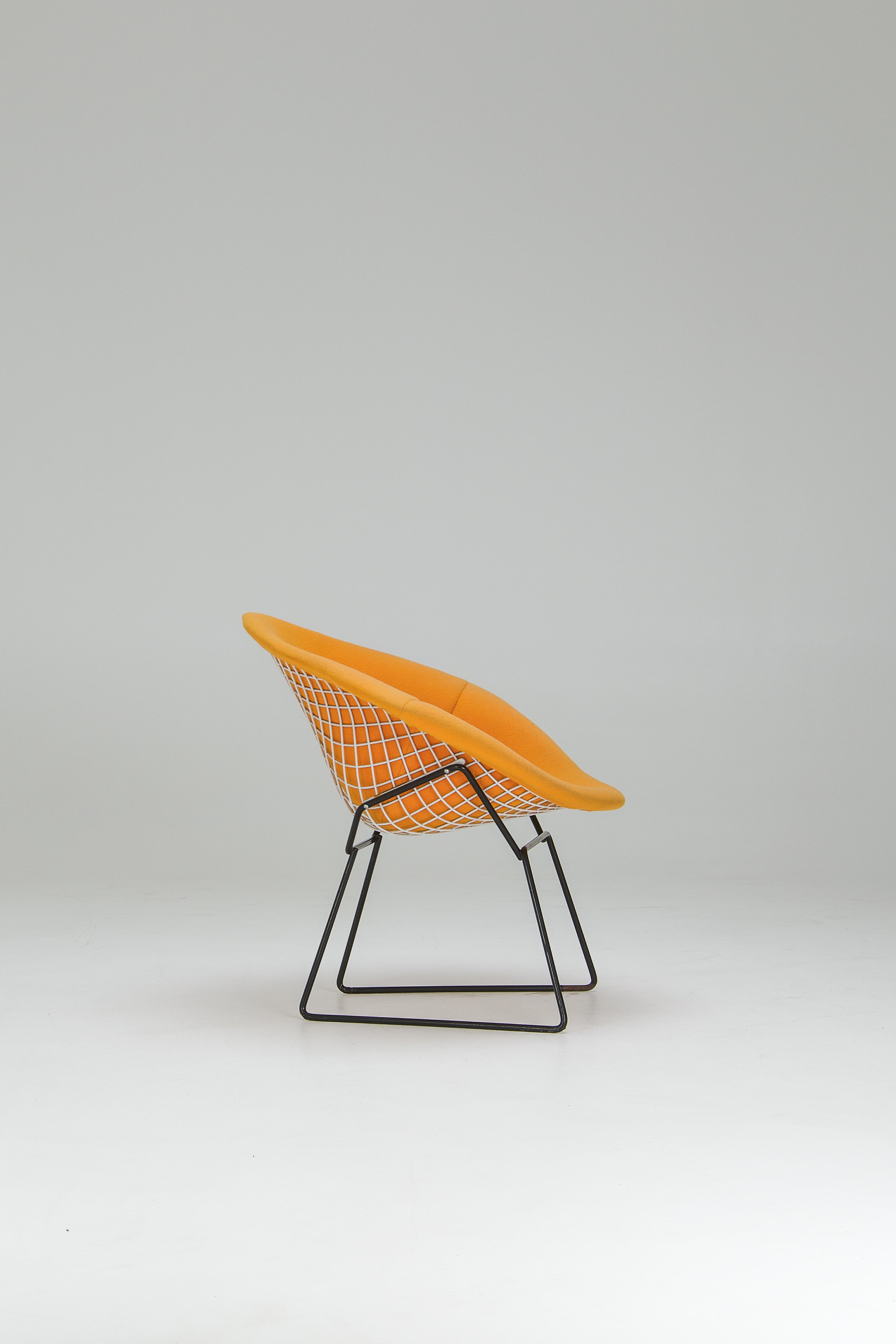 Wire_Chair_by_Harry_Bertoia_for_Knoll,_1952_Design,_USA