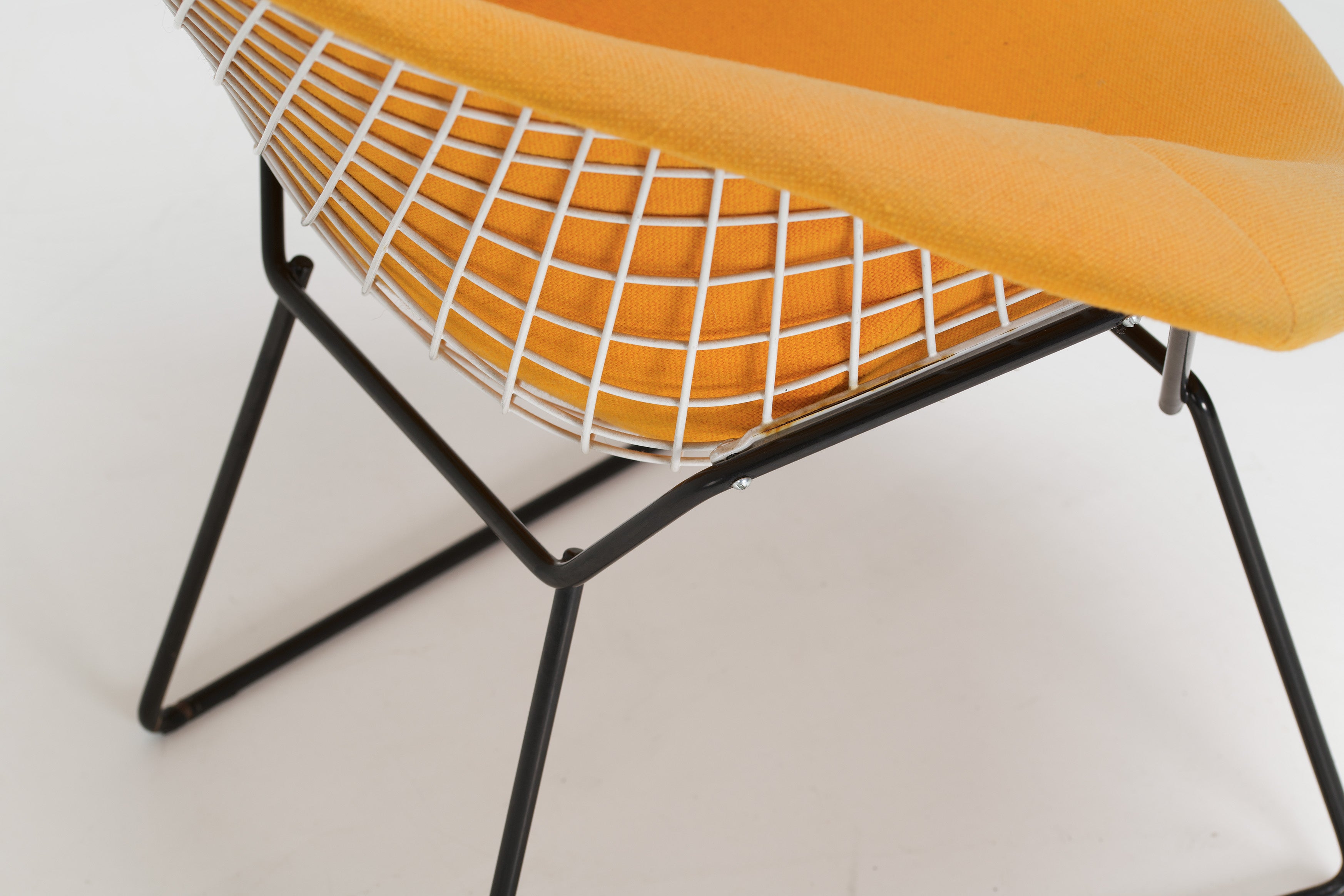 Wire_Chair_by_Harry_Bertoia_for_Knoll,_1952_Design,_USA