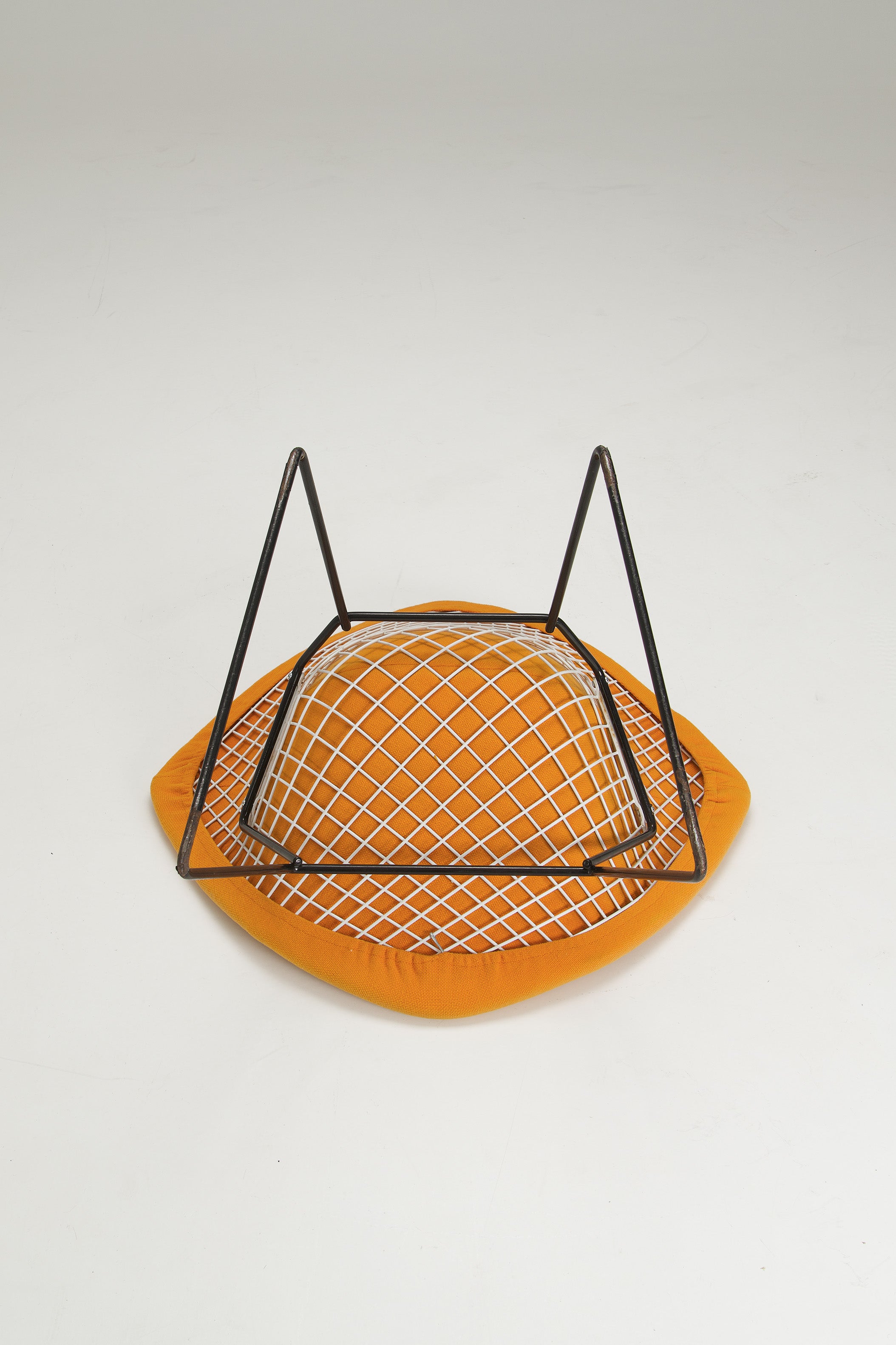 Wire_Chair_by_Harry_Bertoia_for_Knoll,_1952_Design,_USA