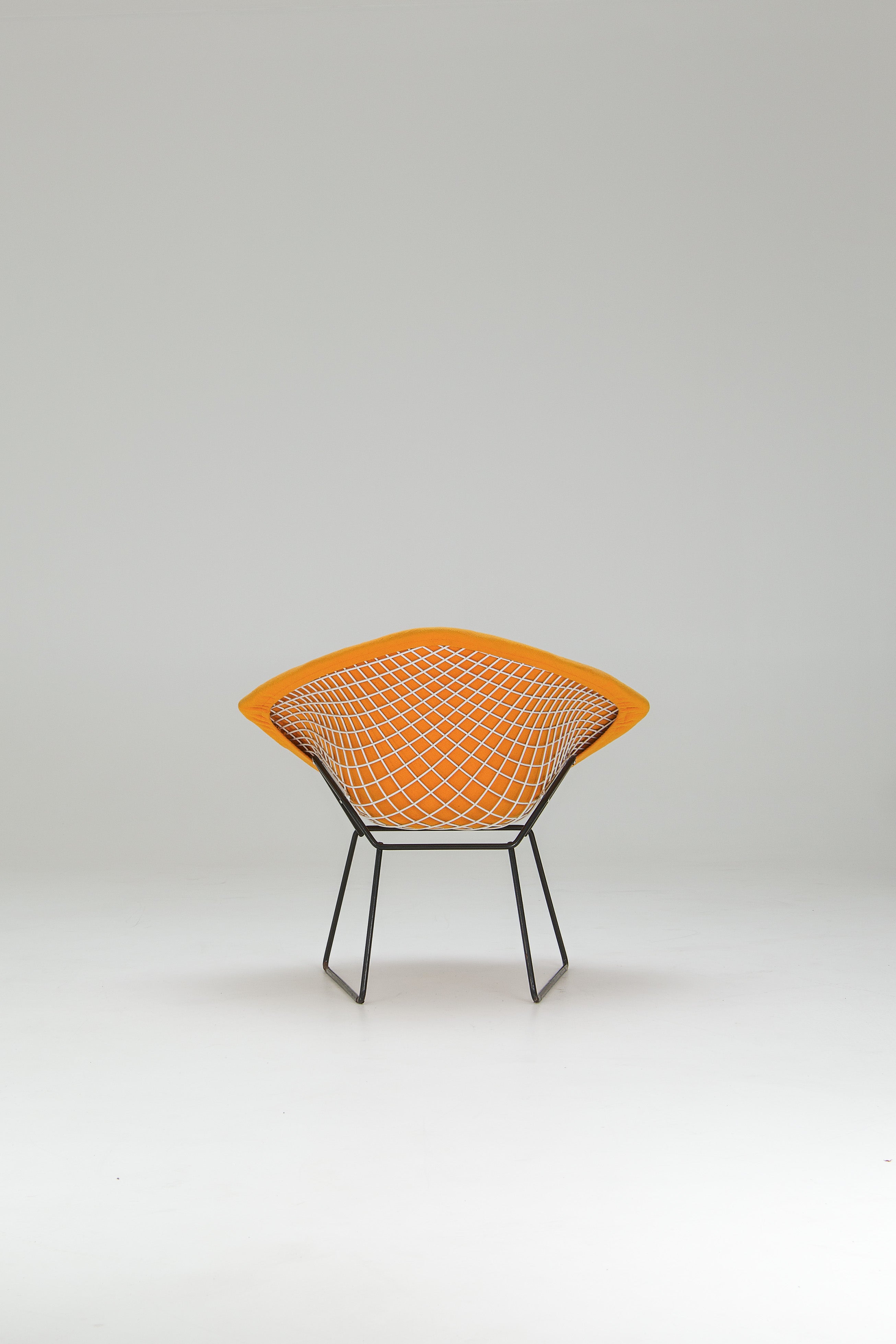 Wire_Chair_by_Harry_Bertoia_for_Knoll,_1952_Design,_USA
