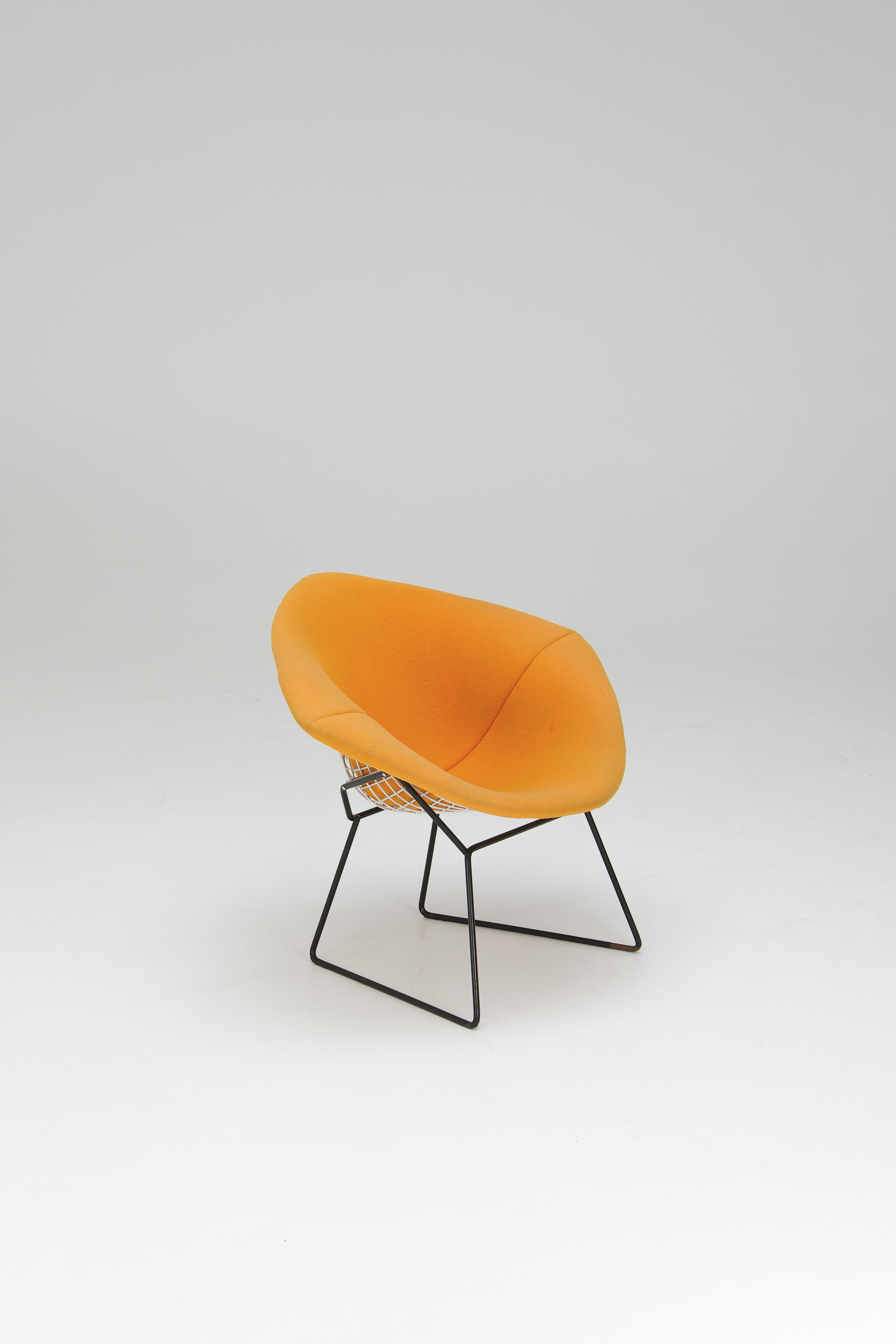 Wire_Chair_by_Harry_Bertoia_for_Knoll,_1952_Design,_USA