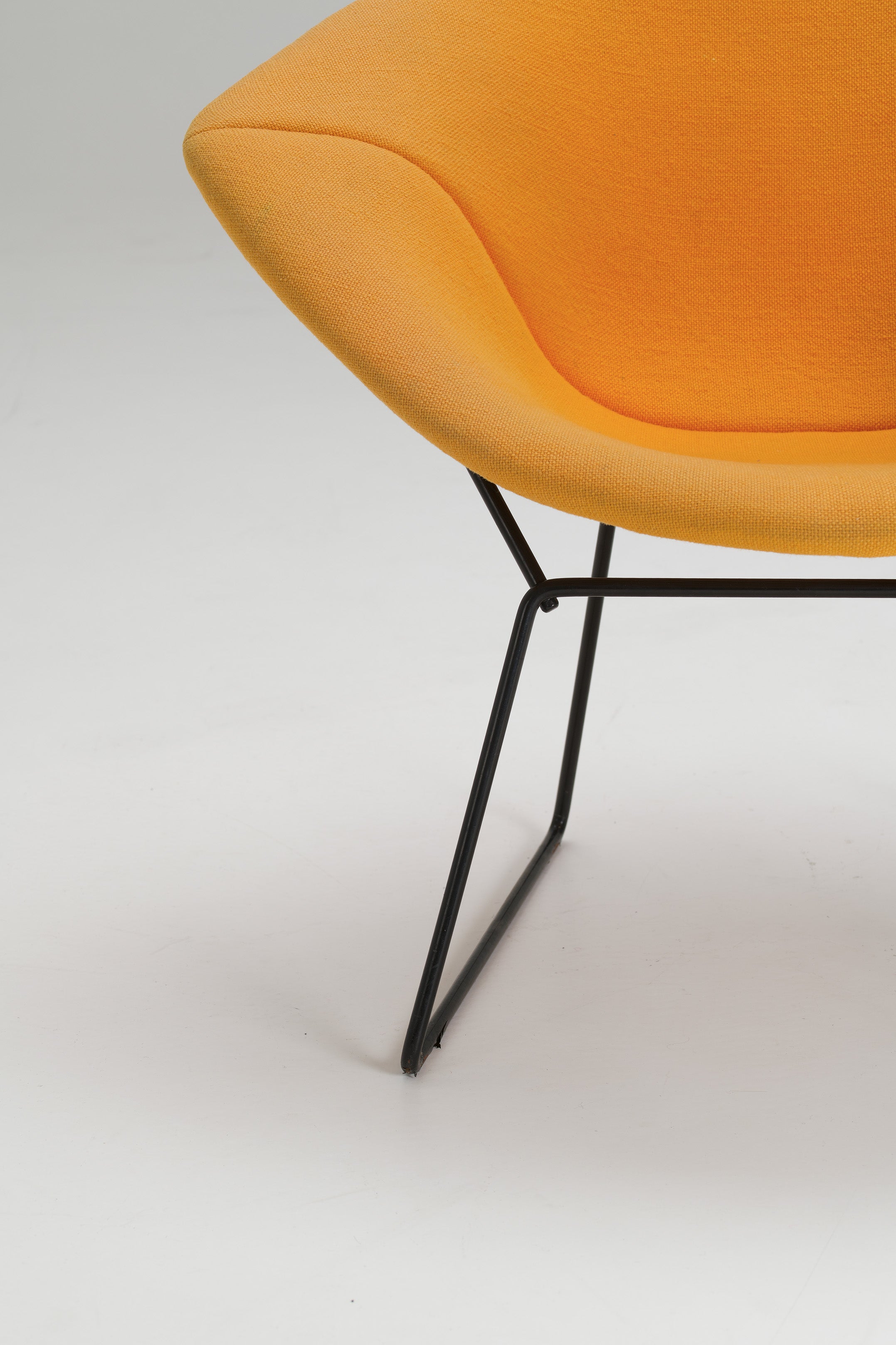 Wire_Chair_by_Harry_Bertoia_for_Knoll,_1952_Design,_USA