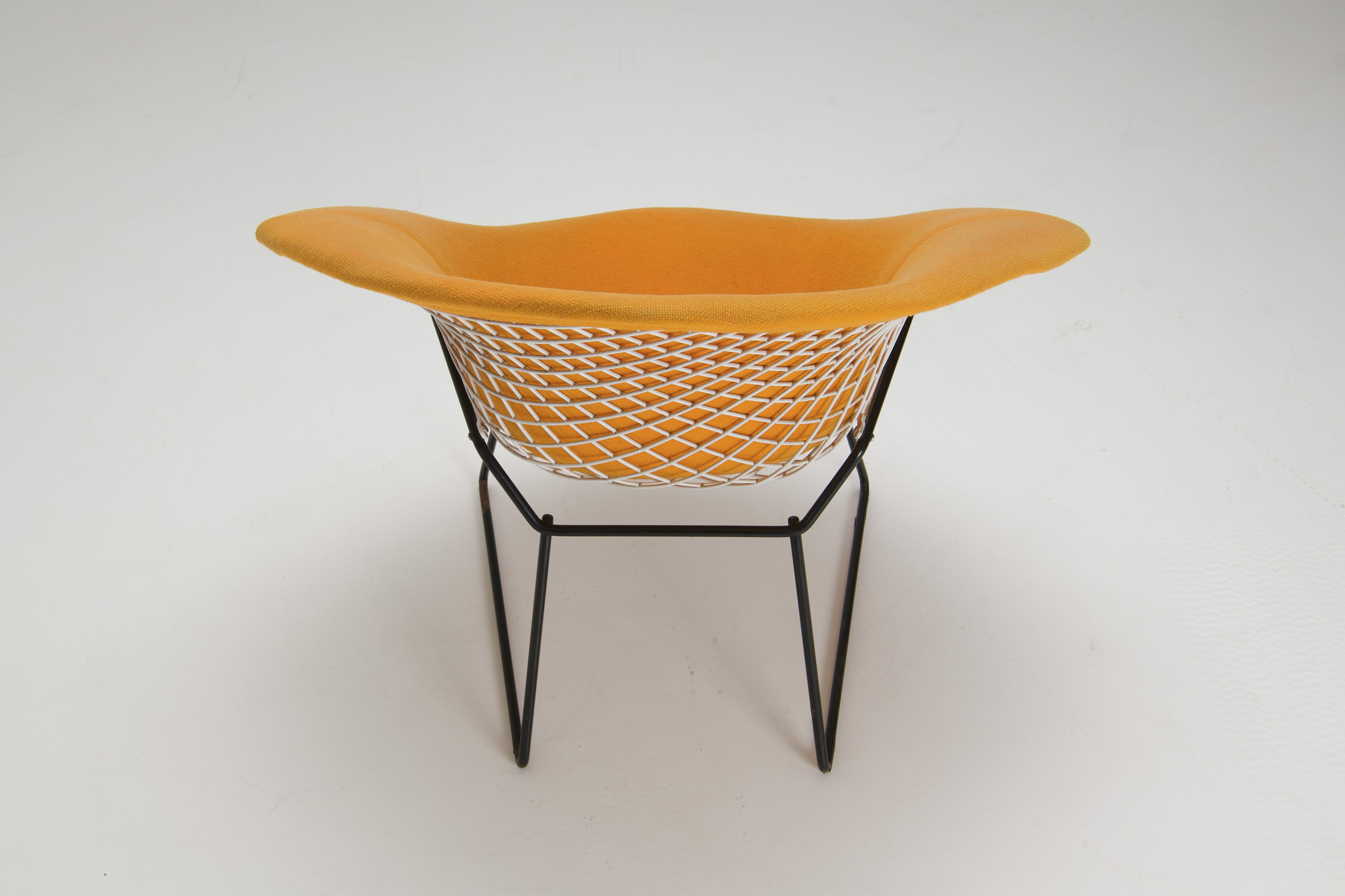 Wire_Chair_by_Harry_Bertoia_for_Knoll,_1952_Design,_USA