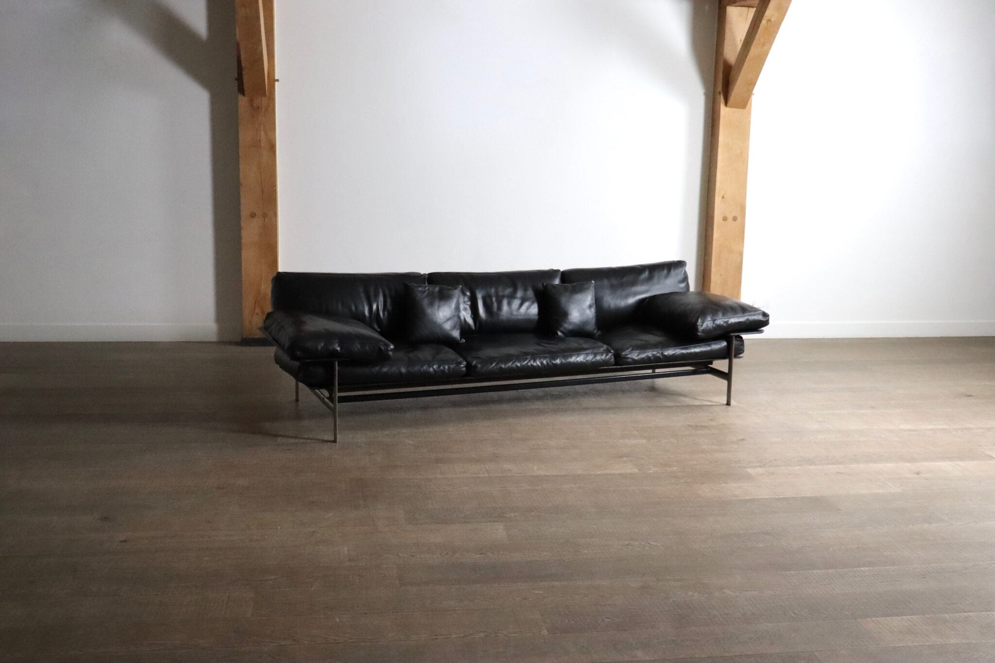 Diesis_three_seater_sofa_in_black_leather_by_Antonio_Citterio_for_B&B_Italia,_1970s