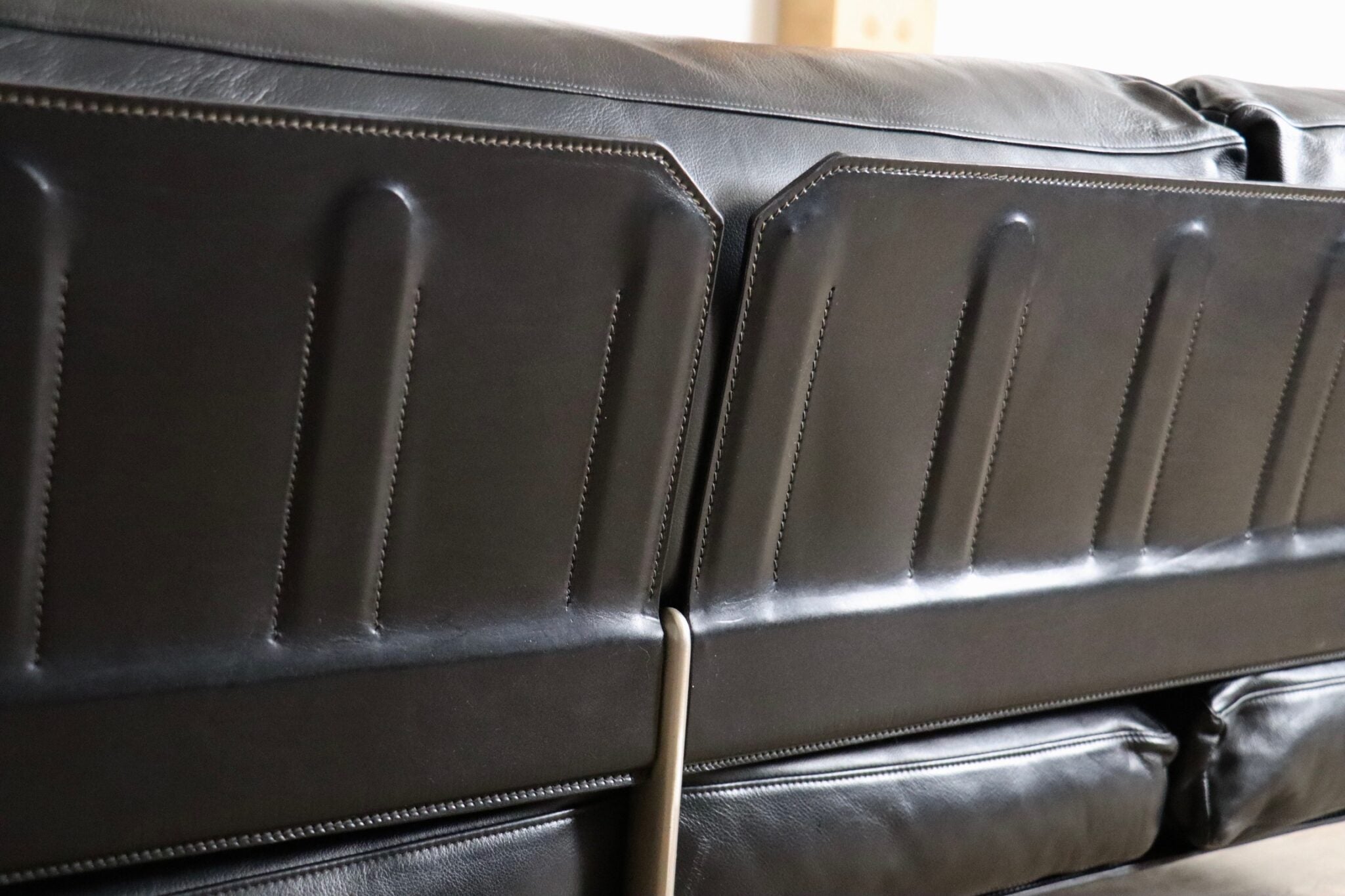 Diesis_three_seater_sofa_in_black_leather_by_Antonio_Citterio_for_B&B_Italia,_1970s