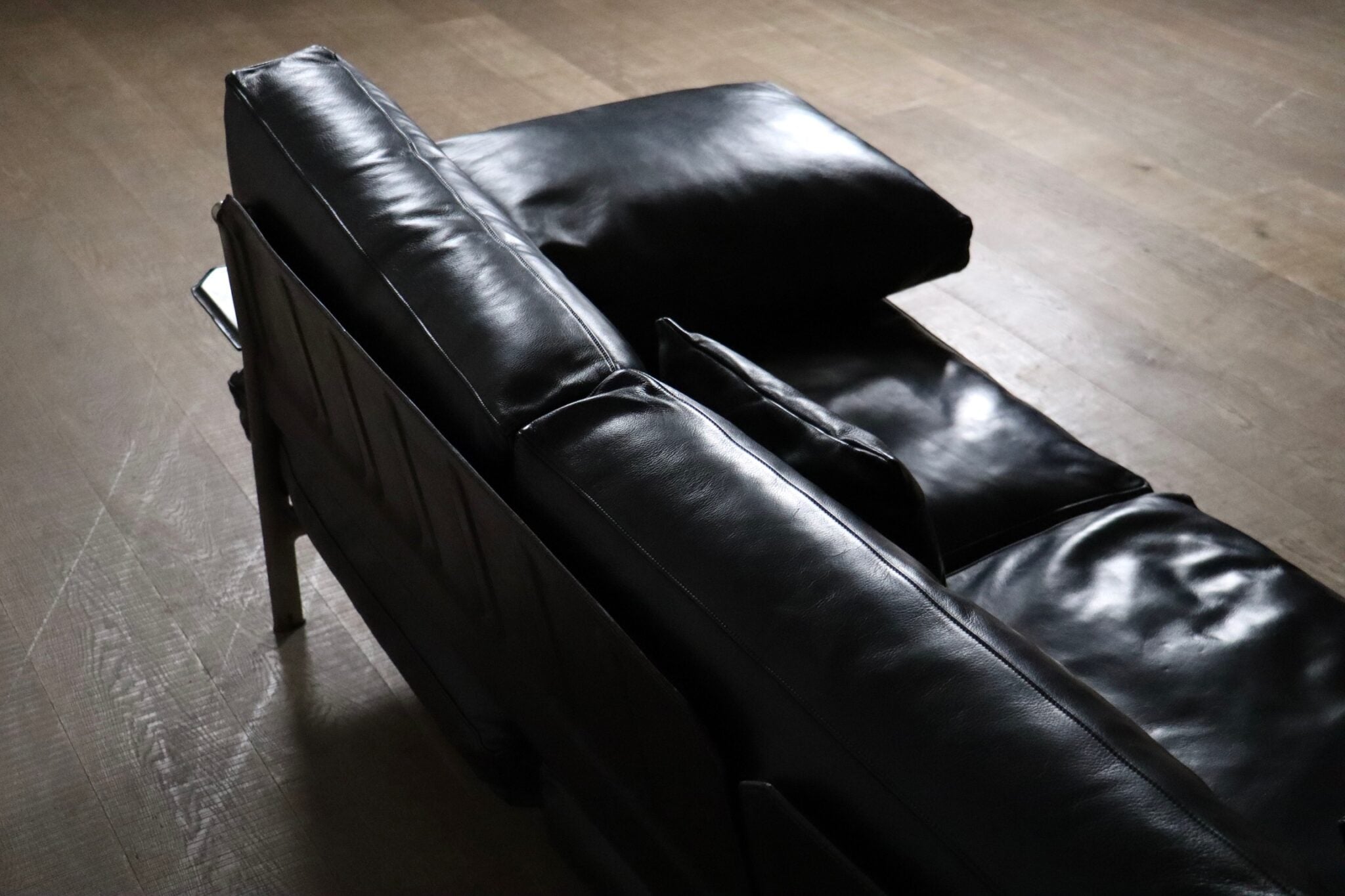 Diesis_three_seater_sofa_in_black_leather_by_Antonio_Citterio_for_B&B_Italia,_1970s