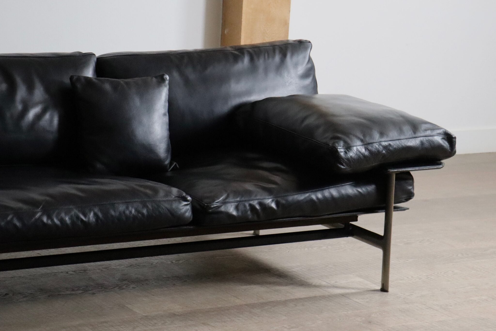 Diesis_three_seater_sofa_in_black_leather_by_Antonio_Citterio_for_B&B_Italia,_1970s