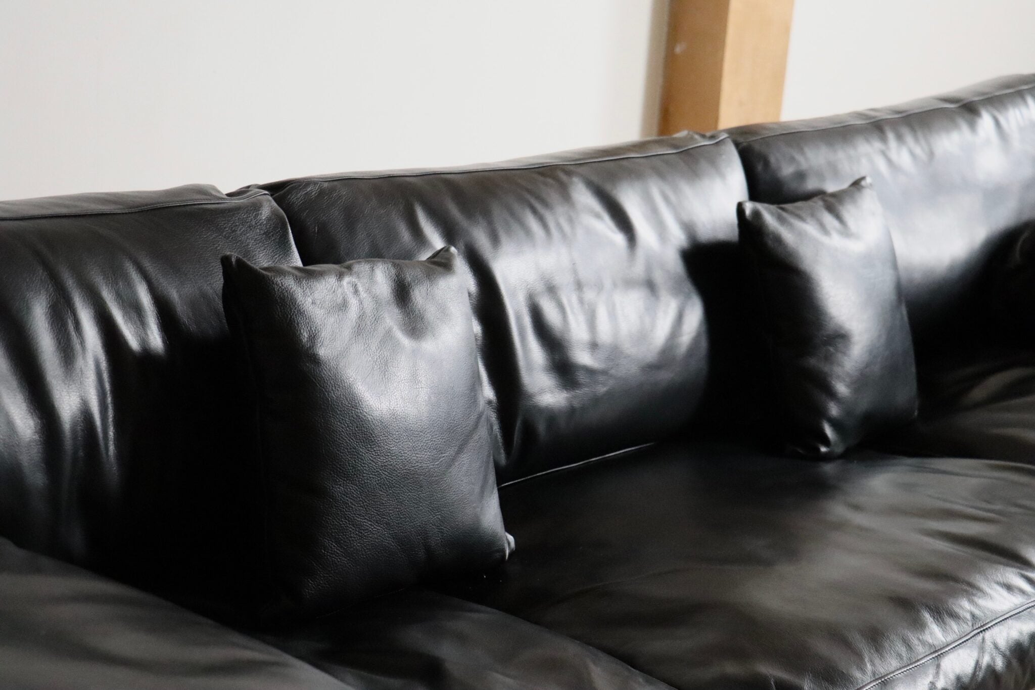 Diesis_three_seater_sofa_in_black_leather_by_Antonio_Citterio_for_B&B_Italia,_1970s