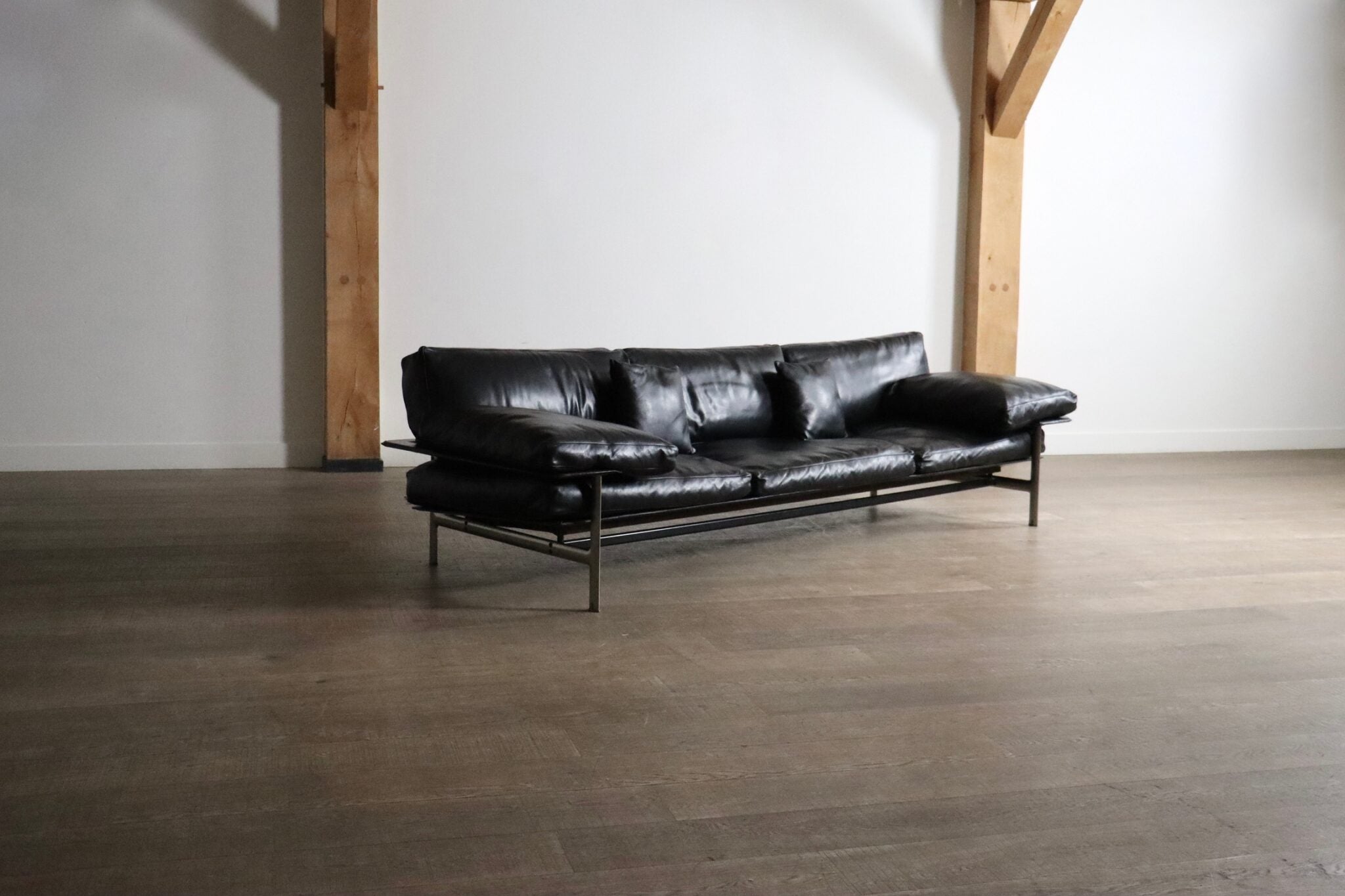 Diesis_three_seater_sofa_in_black_leather_by_Antonio_Citterio_for_B&B_Italia,_1970s